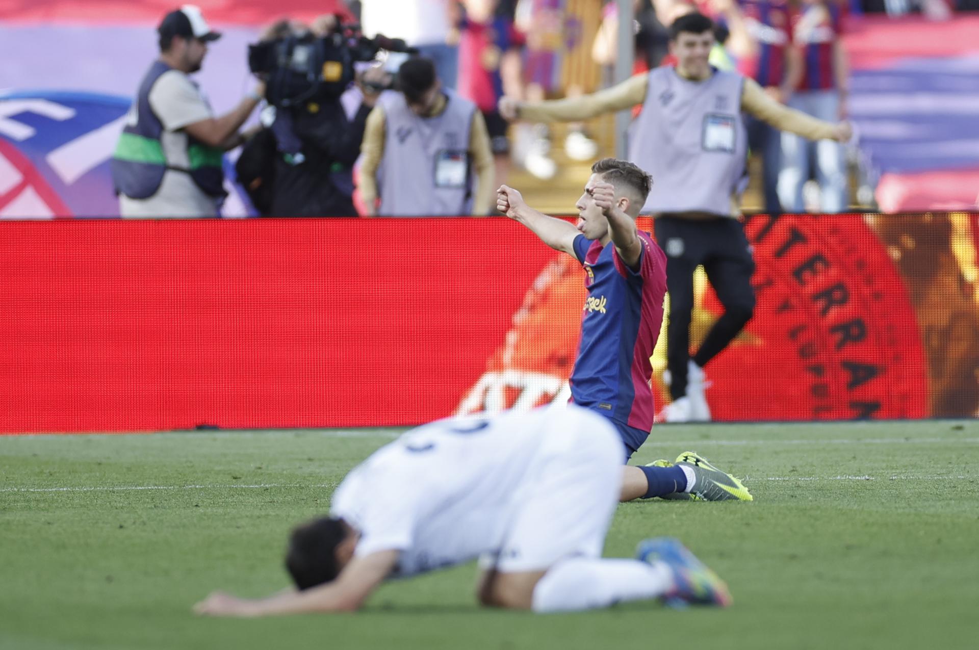 El centrocampista del FC Barcelona, Fermín López, celebra su victoria sobre el Real Madrid tras el partido de la jornada 35 de LaLiga EA Sports entre el Barcelona y el Real Madrid, este domingo en el Estadi Olímpic Lluís Companys. EFE/ Alberto Estevez.