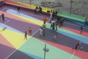 Personas asisten a la inauguración de una cancha este 23 de mayo de 2025, en Ciudad de Panamá (Panamá). EFE/ Carlos Lemos