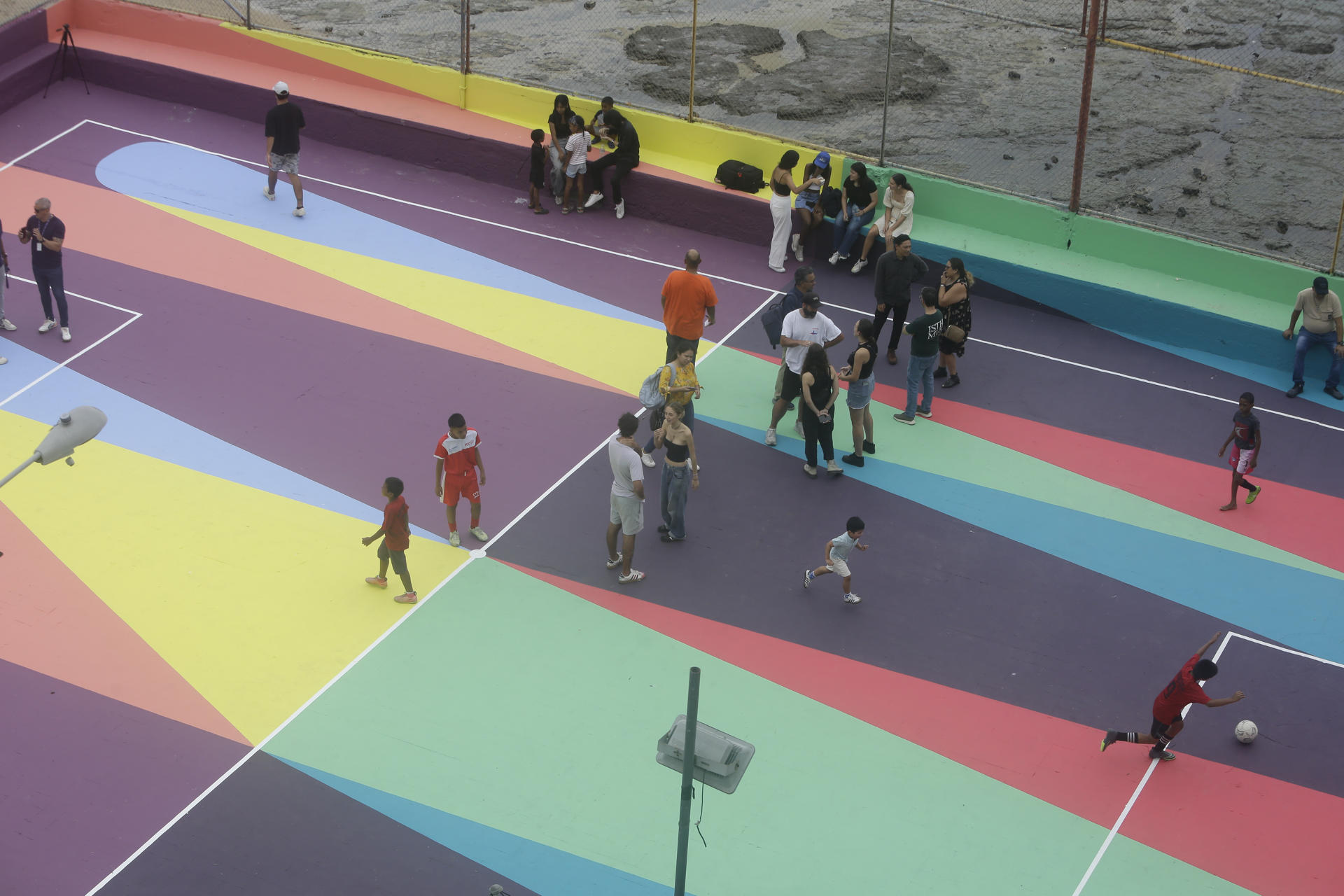 Personas asisten a la inauguración de una cancha este 23 de mayo de 2025, en Ciudad de Panamá (Panamá). EFE/ Carlos Lemos