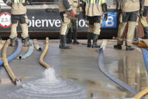 Imagen de archivo de efectivos del cuerpo de Bomberos extraen agua del parking subterráneo del Centro Comercial Bonaire tras el paso de la dana. EFE/Manuel Bruque
