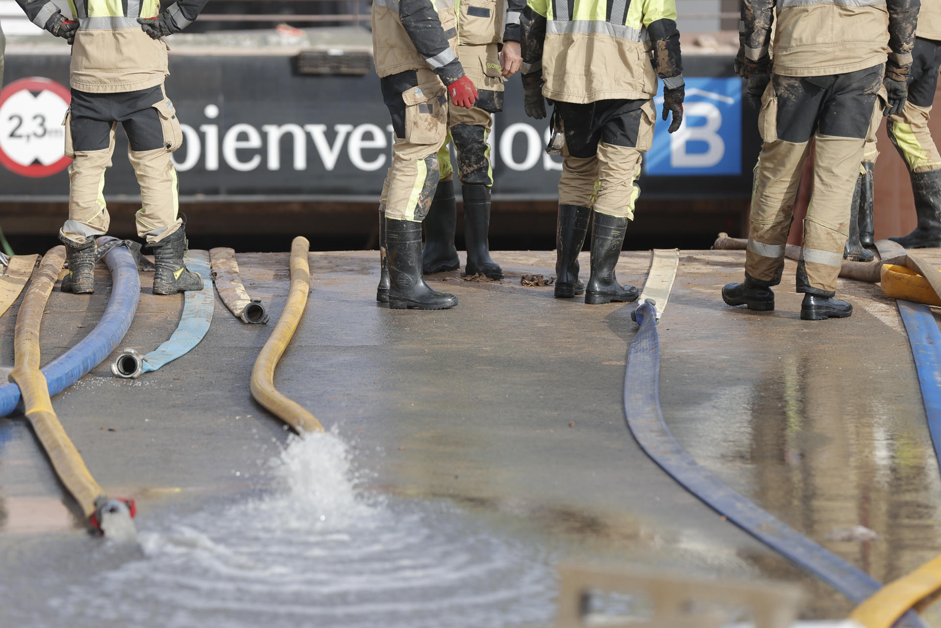 Imagen de archivo de efectivos del cuerpo de Bomberos extraen agua del parking subterráneo del Centro Comercial Bonaire tras el paso de la dana. EFE/Manuel Bruque