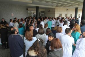 Imagen de archivo (7/02/2018) de la concentración de sanitarios en la puerta de urgencias del hospital de La Línea de la Concepción tras el suceso registrado cuando un grupo de encapuchados asaltaron esta unidad para liberar al líder de una red de narcotráfico que había sido llevado detenido. EFE/J. Ragel