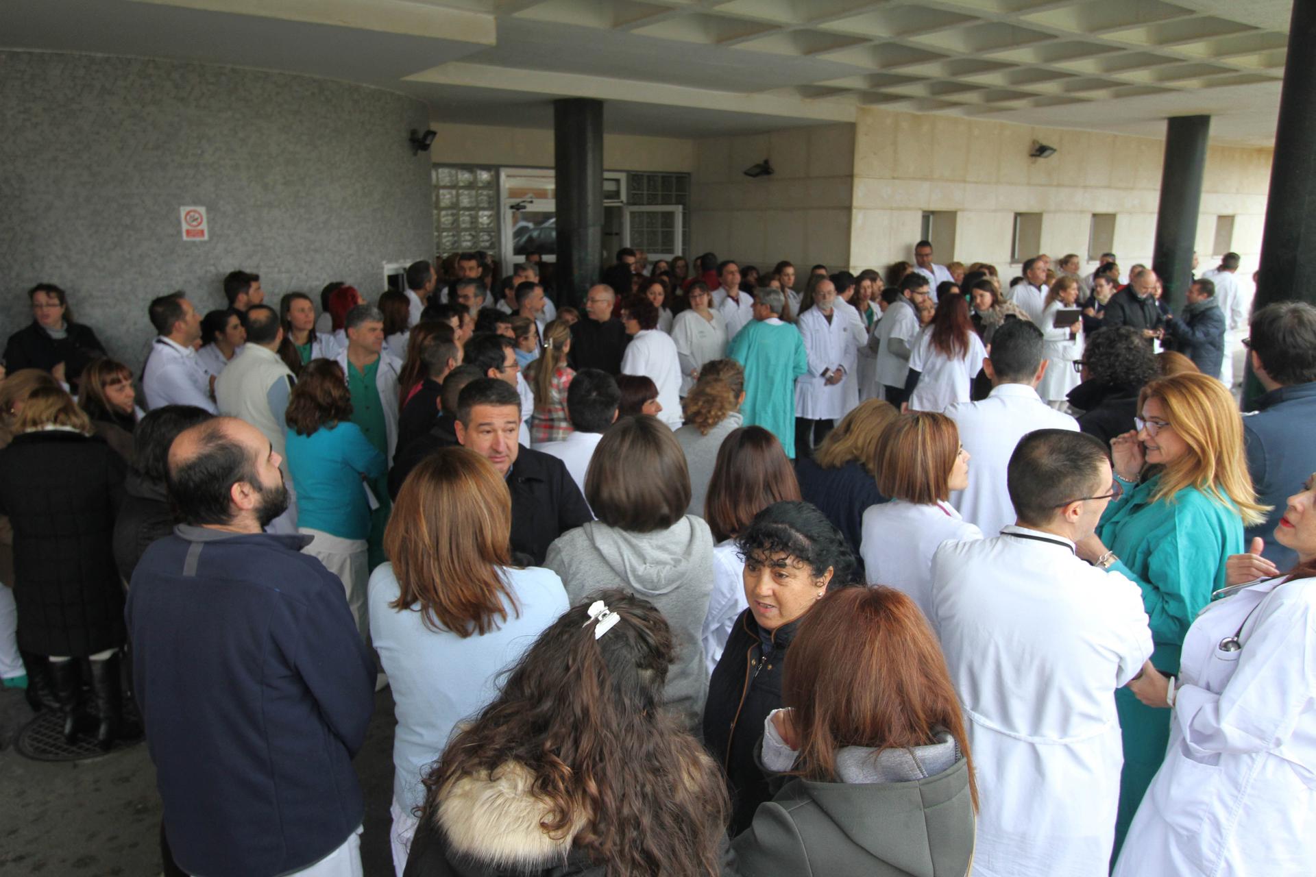 Imagen de archivo (7/02/2018) de la concentración de sanitarios en la puerta de urgencias del hospital de La Línea de la Concepción tras el suceso registrado cuando un grupo de encapuchados asaltaron esta unidad para liberar al líder de una red de narcotráfico que había sido llevado detenido. EFE/J. Ragel