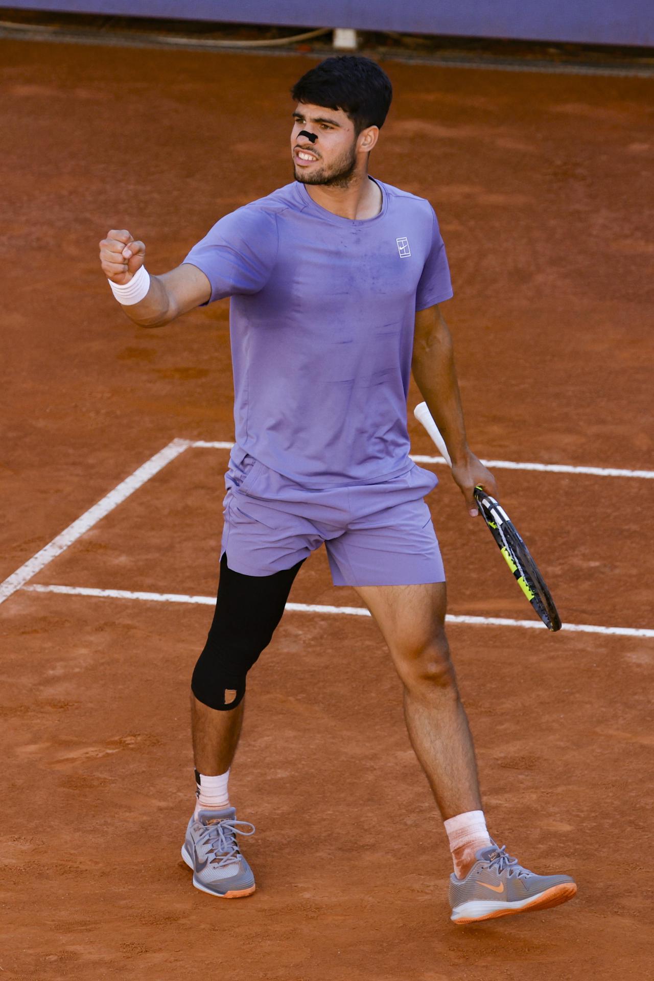 El tenista español Carlos Alcaraz se clasificó para la final del Masters 1000 de Roma, tras superar este viernes al italiano Lorenzo Musetti por 6-3 y 7-6 (4). EFE
