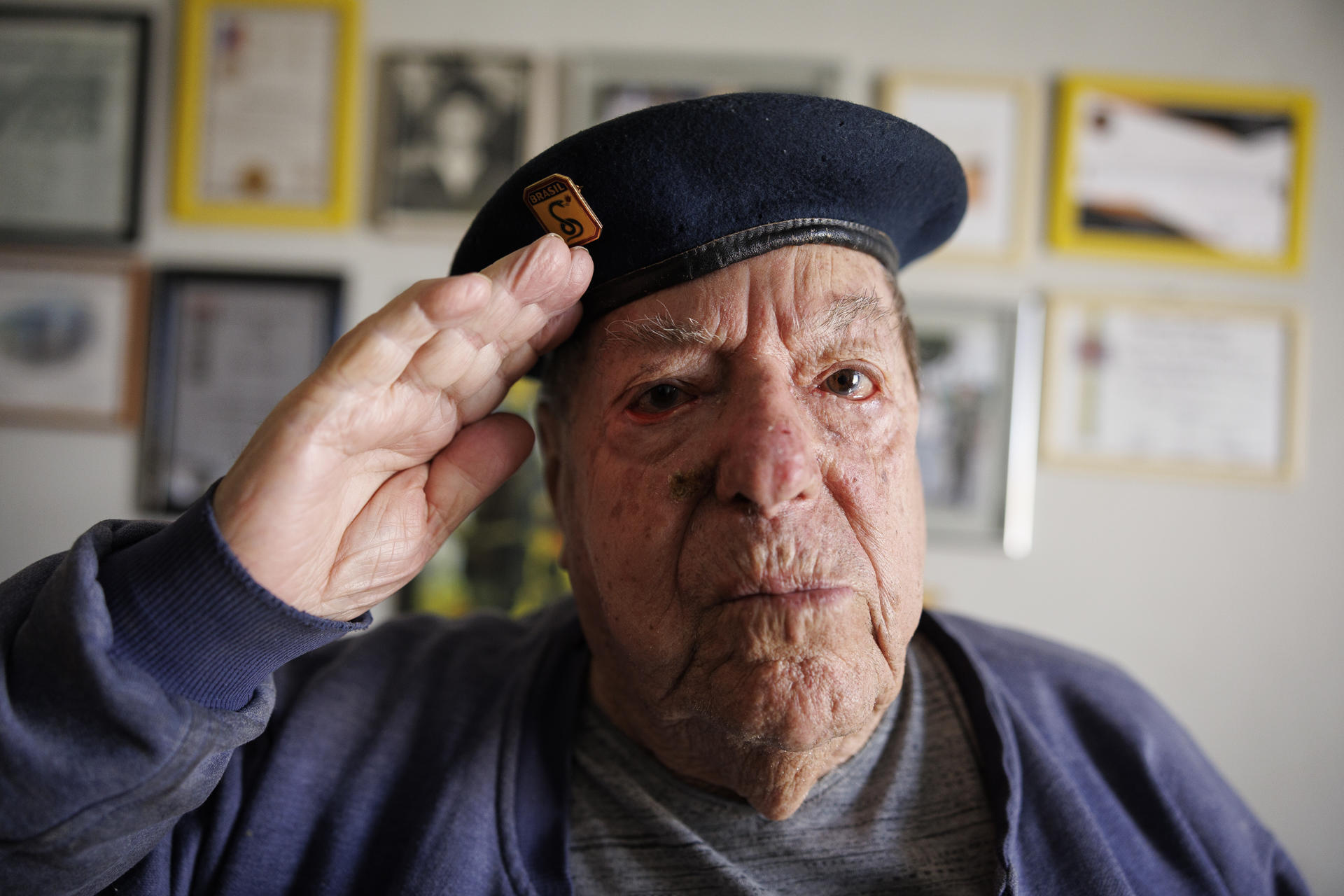 El teniente Jarbas Días Ferreira, de 103 años, uno de los más de 25.000 brasileños que lucharon en la Segunda Guerra Mundial, posa durante una entrevista con EFE este lunes, en São José dos Campos (Brasil). EFE/ Isaac Fontana