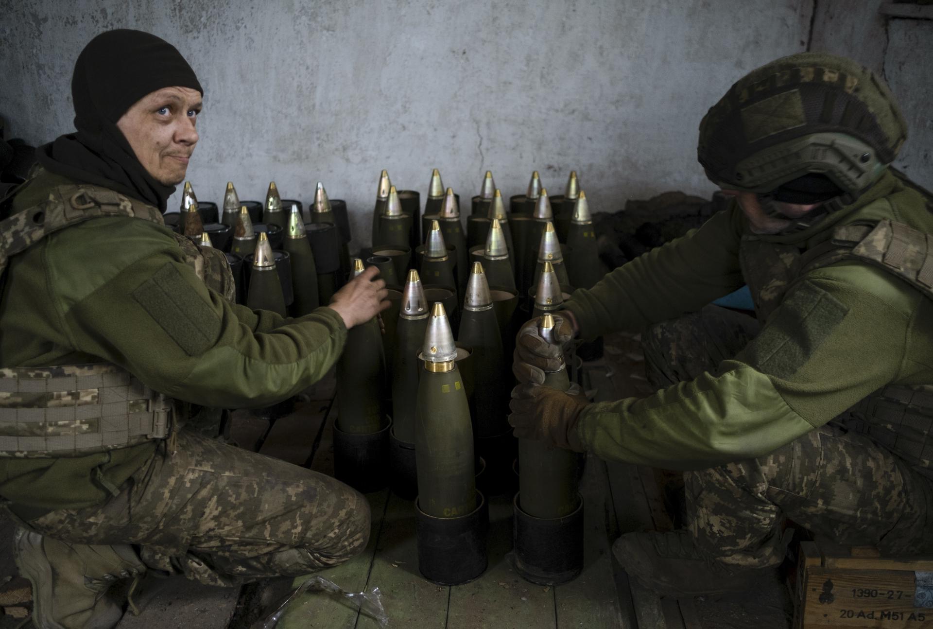 Militares ucranianos de la unidad de artillería del 425º Regimiento de Asalto Separado mantienen su posición cerca de Pokrovsk, en la región de Donetsk, este de Ucrania, en una imagen de archivo. EFE/EPA/SERGEY SHESTAK