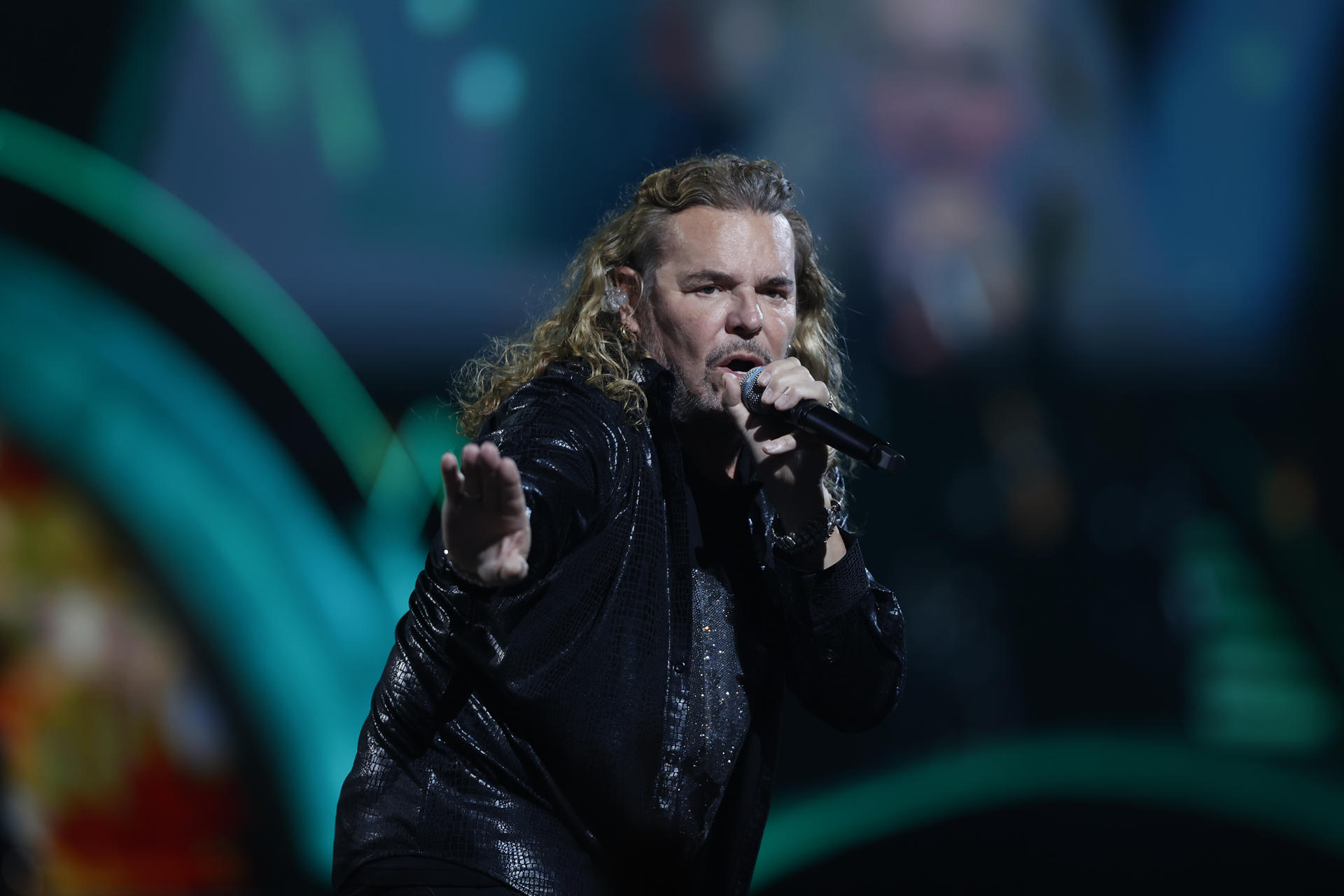 El líder de la banda mexicana Maná, Fher Olvera, en un concierto durante el 63º Festival Internacional de la Canción de Viña del Mar (Chile) en febrero de 2024. Han pasado diez años del último disco con temas inéditos publicado por la banda mexicana Maná, 'Cama incendiada' (2015), y Olvera asegura en una entrevista con EFE que se encuentra "más motivado que nunca para hacer canciones nuevas", tras un superar periodo de crisis durante el que sufrió ataques de ansiedad. EFE/Adriana Thomasa