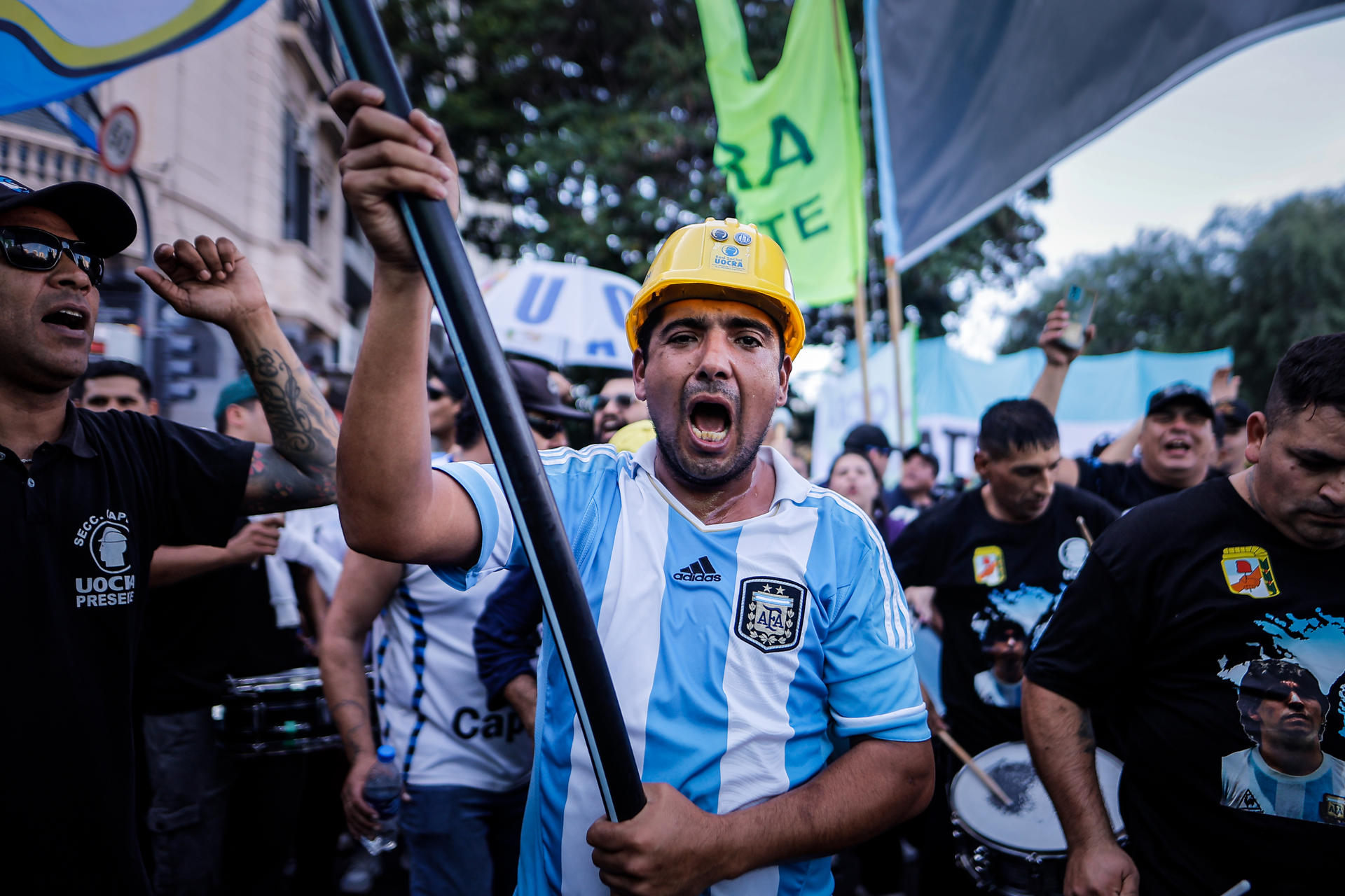 Un hombre grita arengas durante una movilización este miércoles, en el marco del Día del Trabajador en Buenos Aires (Argentina). EFE/ Juan Ignacio Roncoroni