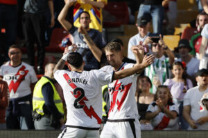 El defensa francés del Rayo Florian Lejeune (d) celebra un gol con su compañero Andri Ratiu, en el Estadio de Vallecas. EFE/ Sergio Pérez