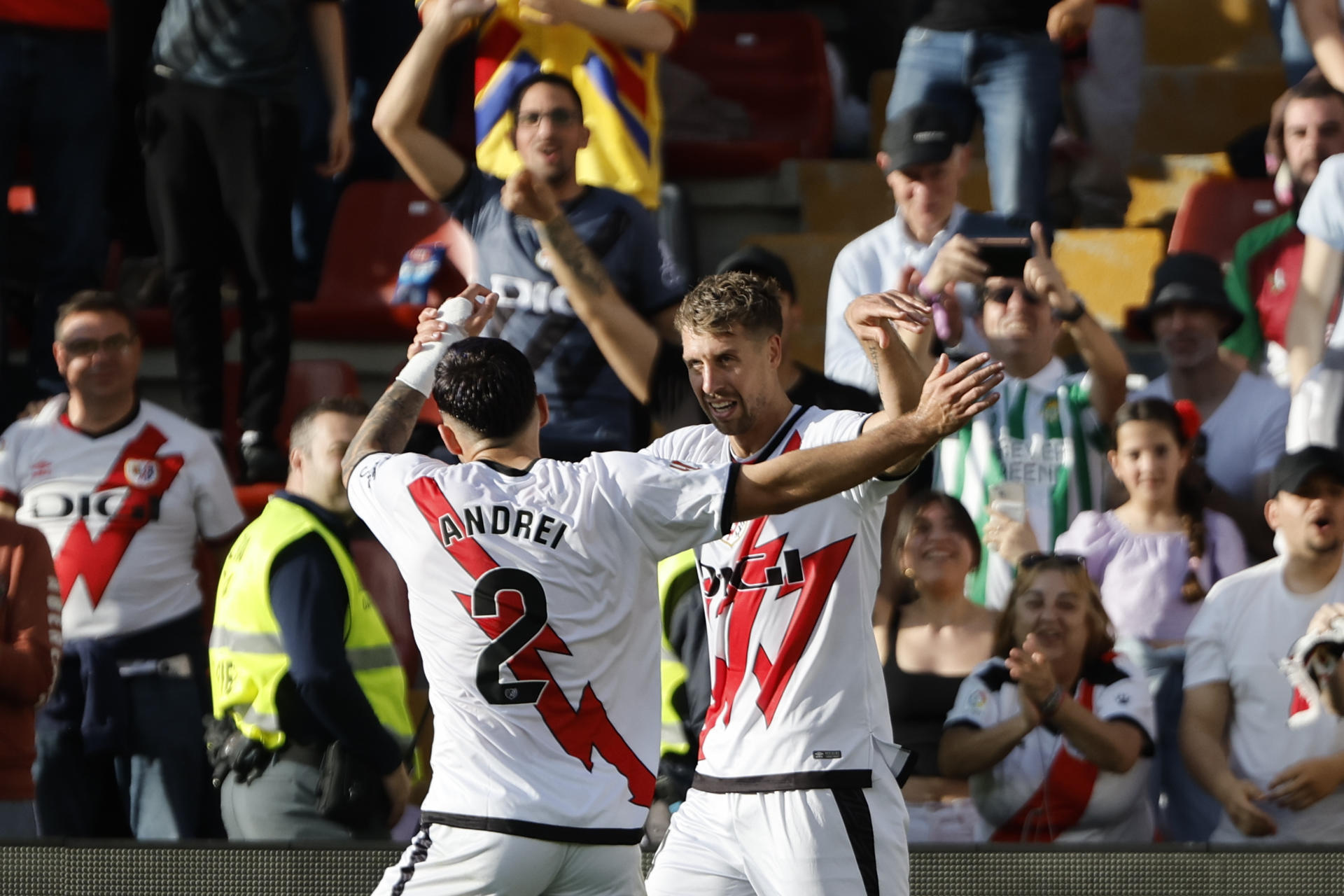 El defensa francés del Rayo Florian Lejeune (d) celebra un gol con su compañero Andri Ratiu, en el Estadio de Vallecas. EFE/ Sergio Pérez