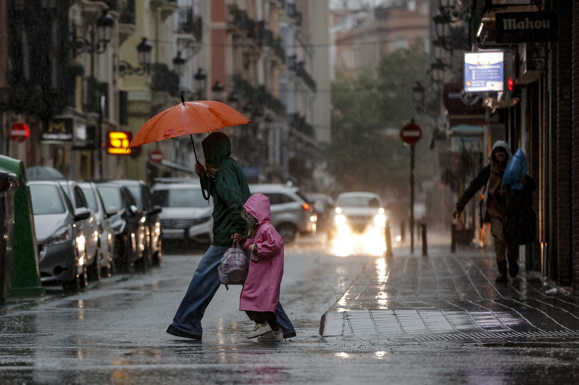 El frente de tormentas que atraviesan las provincias de Valencia y Castellón durante la tarde de este jueves ha dejado fuertes granizadas en zonas del interior de la primera, en localidades como Bugarra, l'Olleria, Villar del Arzobispo y Xàtiva, y genera problemas en la circulación ferroviaria de la segunda. En la imagen la tormenta que ha descargado este jueves en la ciudad de València. EFE/Manuel Bruque