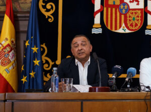 El subdelegado del Gobierno en Santa Cruz de Tenerife, Javier Plata (i) y el director del Centro Meteorológico de la Aemet en Santa Cruz de Tenerife, Víctor Quintero (d), presentaron el balance climático de la primavera en Canarias y la predicción estacional para el verano en el Archipiélago. EFE/Ramón de la Rocha