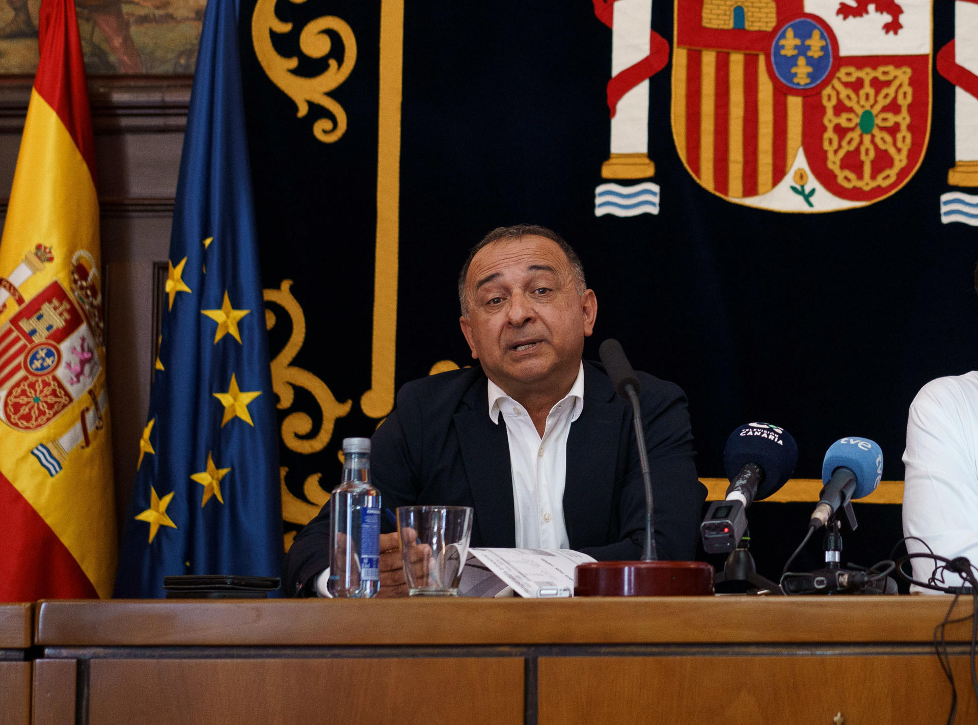 El subdelegado del Gobierno en Santa Cruz de Tenerife, Javier Plata (i) y el director del Centro Meteorológico de la Aemet en Santa Cruz de Tenerife, Víctor Quintero (d), presentaron el balance climático de la primavera en Canarias y la predicción estacional para el verano en el Archipiélago. EFE/Ramón de la Rocha