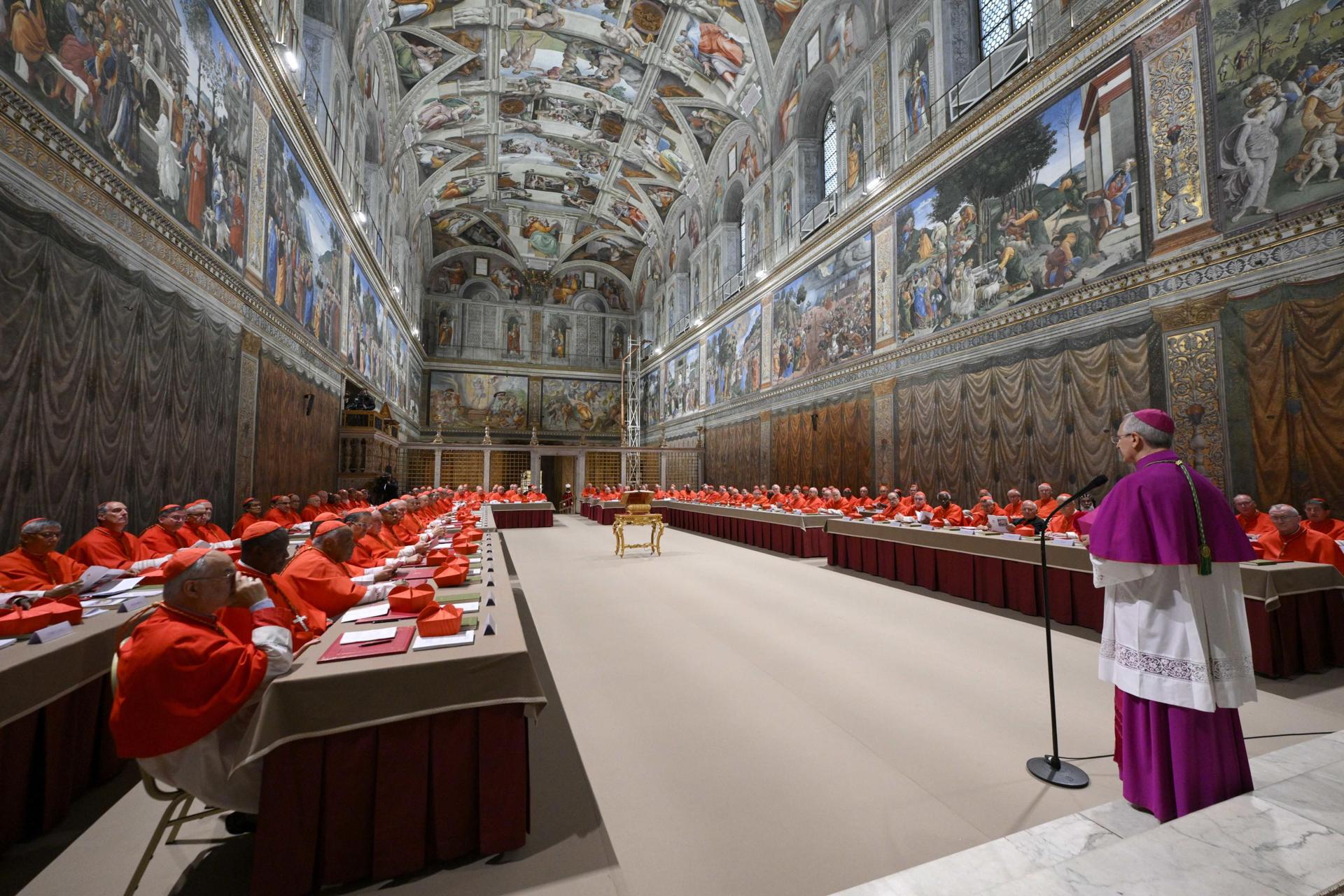 - Cardenales se reúnen antes del inicio del cónclave para elegir un nuevo Papa en la capilla Sixtina en la Ciudad del Vaticano, 07 de mayo de 2025. (Papa) EFE/EPA/VATICAN MEDIA HANDOUT HANDOUT SOLO PARA USO EDITORIAL/SIN VENTASHANDOUT SOLO PARA USO EDITORIAL/SIN VENTAS