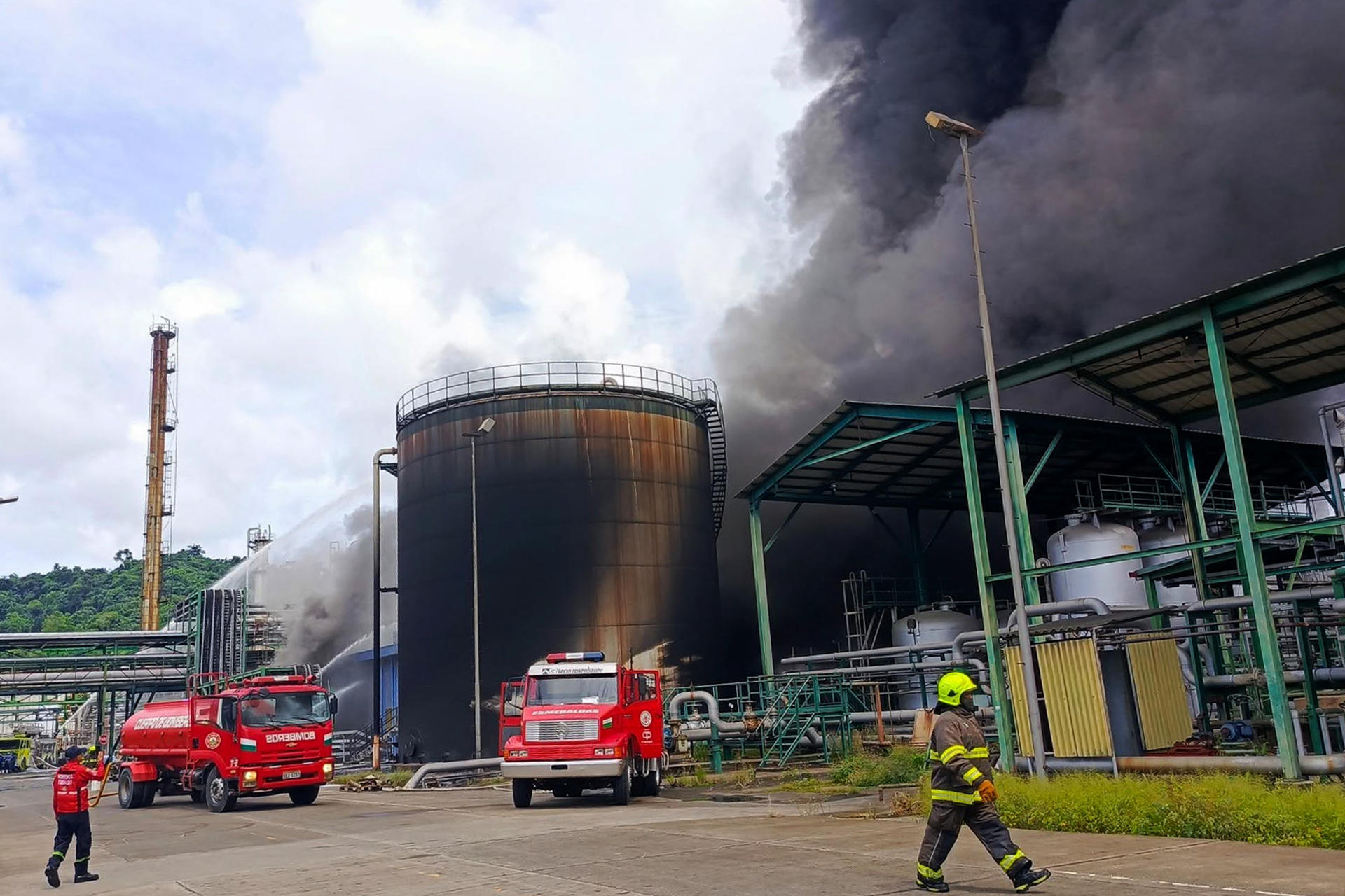 Fotografía cedida este lunes por los Bomberos de Esmeraldas de un incendio en la Refinería de Esmeraldas (Ecuador). EFE/ Bomberos Esmeraldas