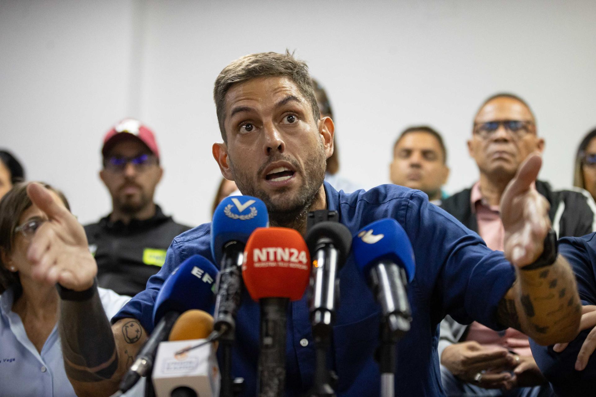 El opositor venezolano Juan Requesens habla durante una rueda de prensa este martes en Caracas (Venezuela). EFE/ Ronald Pena R