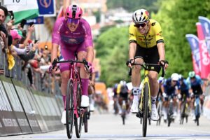 El danés Mads Pedersen (Lidl Trek) (c), líder de la clasificación de los puntos del Giro de Italia, en la línea de salida este viernes en Rovigo (Italia). EFE/Luca Zennaro.