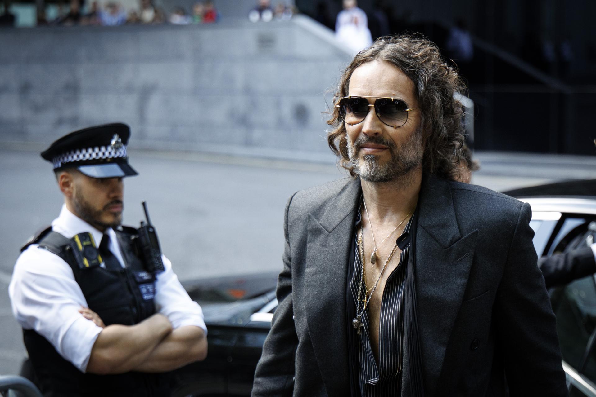 El comediante y actor británico Russell Brand llega a la Corte de la Corona de Southwark para declarar sobre los cargos de violación y agresión sexual en Londres, Reino Unido, 30 de mayo de 2025. EFE/EPA/TOLGA AKMEN