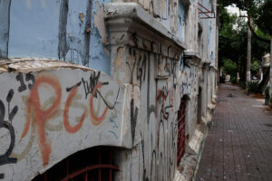 Fotografía de archivo de una pared con pintadas alusivas a la banda criminal Primer Comando de la Capital, en Sao Paulo (Brasil). EFE/ Isaac Fontana
