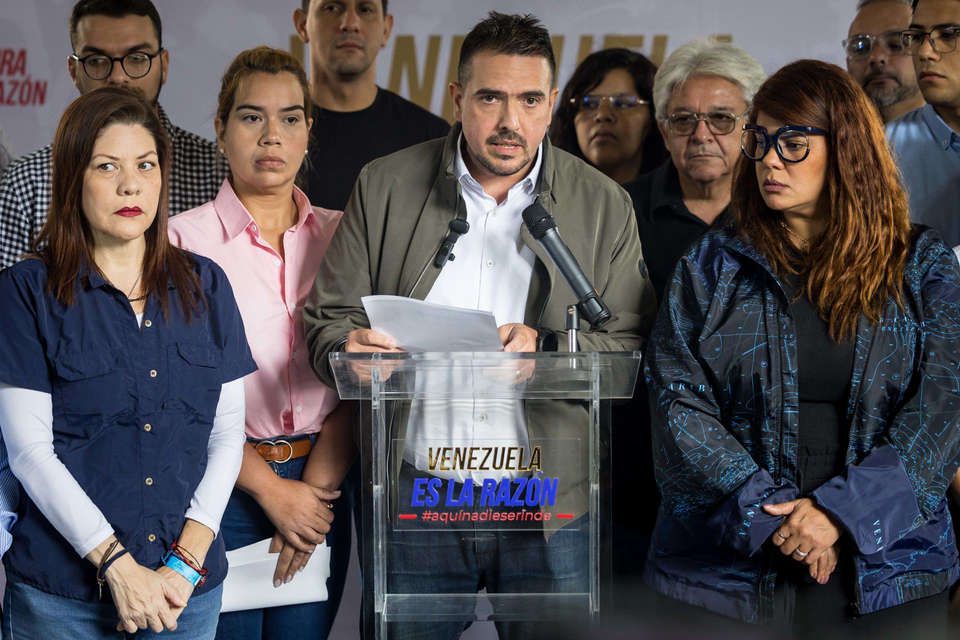 El diputado electo Stalin González habla durante una rueda de prensa este lunes, en Caracas (Venezuela). EFE/ Miguel Gutierrez
