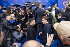 El presidente francés Emmanuel Macron, en el centro a la derecha, habla con Volodymyr Zelensky, presidente de Ucrania, en la 6ª Cumbre de la Comunidad Política Europea (CPE) en Tirana, Albania, el 16 de mayo de 2025. La reunión reúne a líderes de todo el continente bajo el tema 'Nueva Europa en un nuevo mundo: unidad - cooperación - acción conjunta'. (Francia, Ucrania) EFE/EPA/PETER KLAUNZER