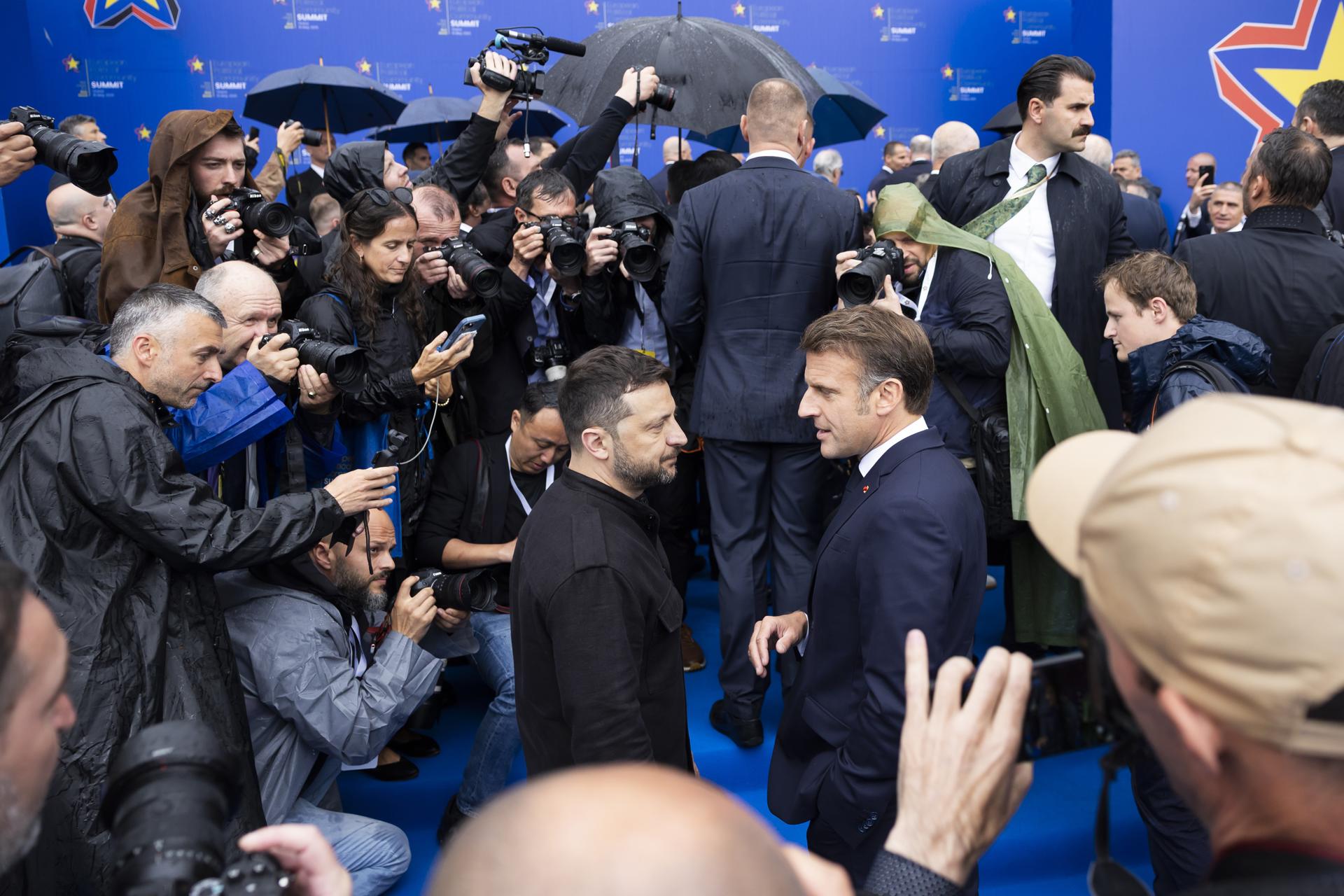 El presidente francés Emmanuel Macron, en el centro a la derecha, habla con Volodymyr Zelensky, presidente de Ucrania, en la 6ª Cumbre de la Comunidad Política Europea (CPE) en Tirana, Albania, el 16 de mayo de 2025. La reunión reúne a líderes de todo el continente bajo el tema 'Nueva Europa en un nuevo mundo: unidad - cooperación - acción conjunta'. (Francia, Ucrania) EFE/EPA/PETER KLAUNZER