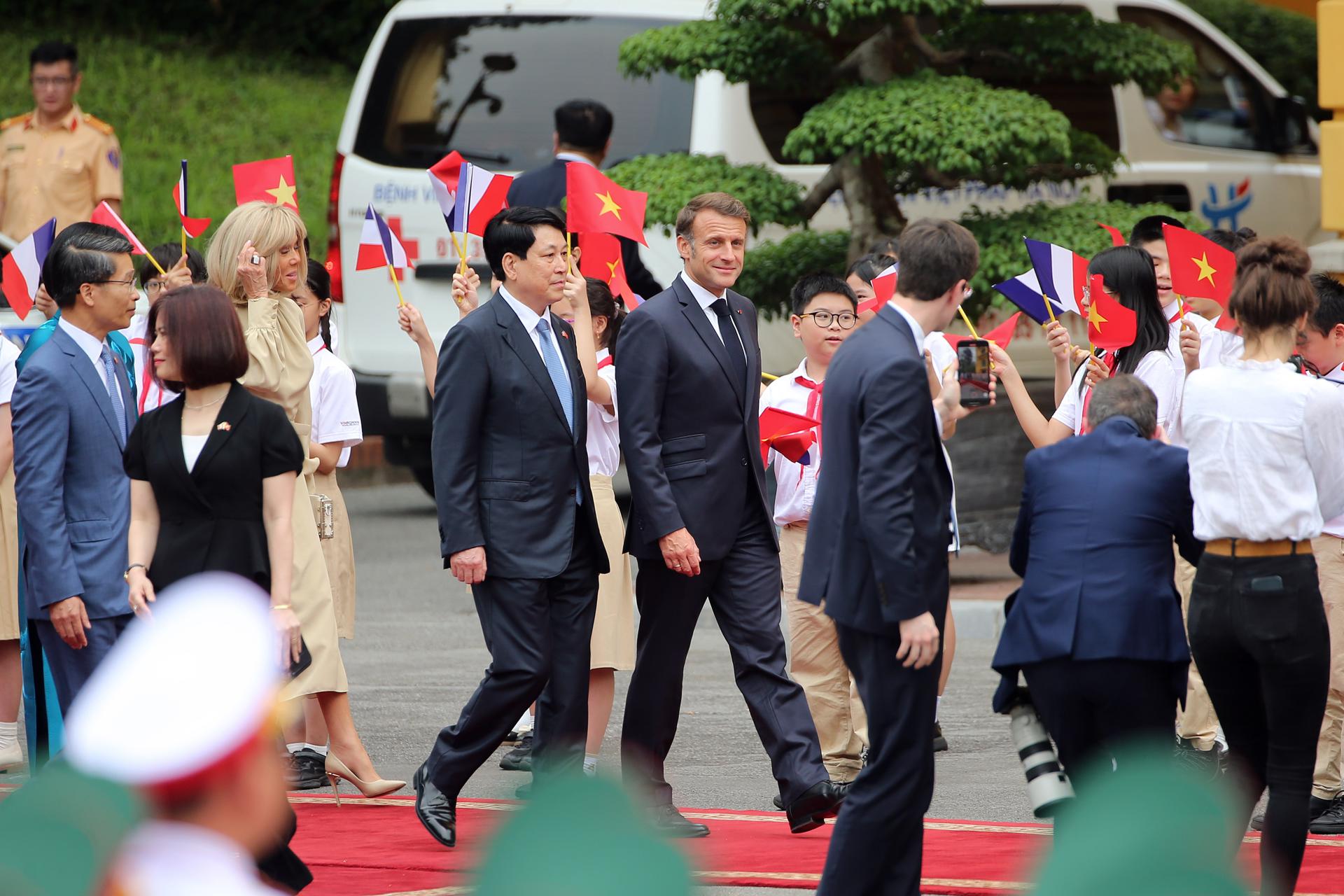 HANOI (Viet Nam), 26/05/2025.- Vietnamese President Luong Cuong (C-L) and his French counterpart Emmanuel Macron (C-R) walk during a welcome ceremony at the Presidential Palace in Hanoi, Vietnam, 26 May 2025. Macron is on a state visit to Vietnam from 25 to 27 May 2025. (Francia) EFE/EPA/LUONG THAI LINH / POOL