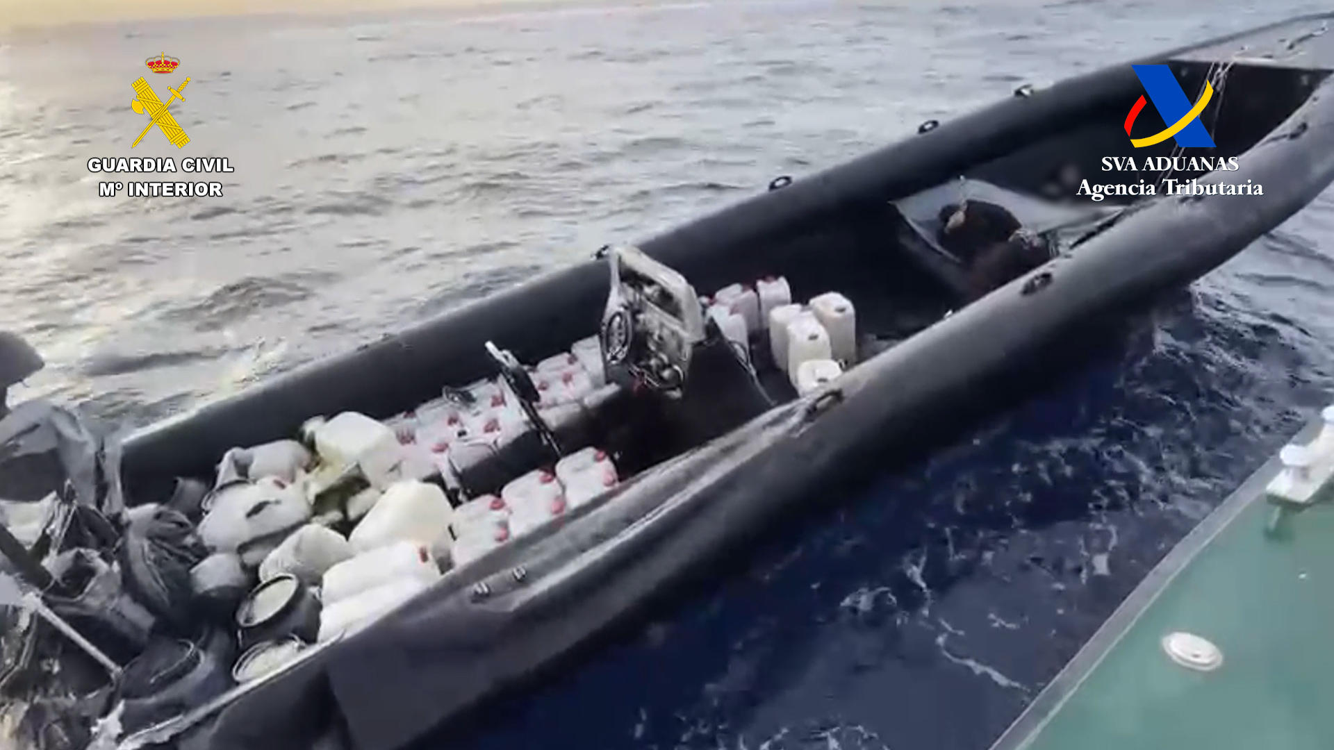 La Guardia Civil, en colaboración con el Servicio de Vigilancia Aduanera, ha detenido a cuatro personas e intervenido seis embarcaciones dedicadas al narcotráfico frente a las costas de Almería, en el mar de Alborán, así como 1.600 litros de gasolina y 346 kilos de resina de hachís. EFE/ Guardia Civil / ***SOLO USO EDITORIAL/SOLO DISPONIBLE PARA ILUSTRAR LA NOTICIA QUE ACOMPAÑA (CRÉDITO OBLIGATORIO)***