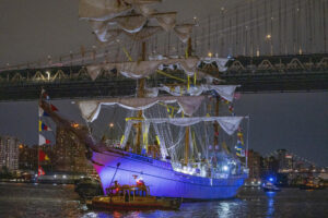 Fotografía del buque escuela mexicano Cuauhtémoc junto al puente de Brooklyn este sábado, en Nueva York (EE.UU.). EFE/ Angel Colmenares