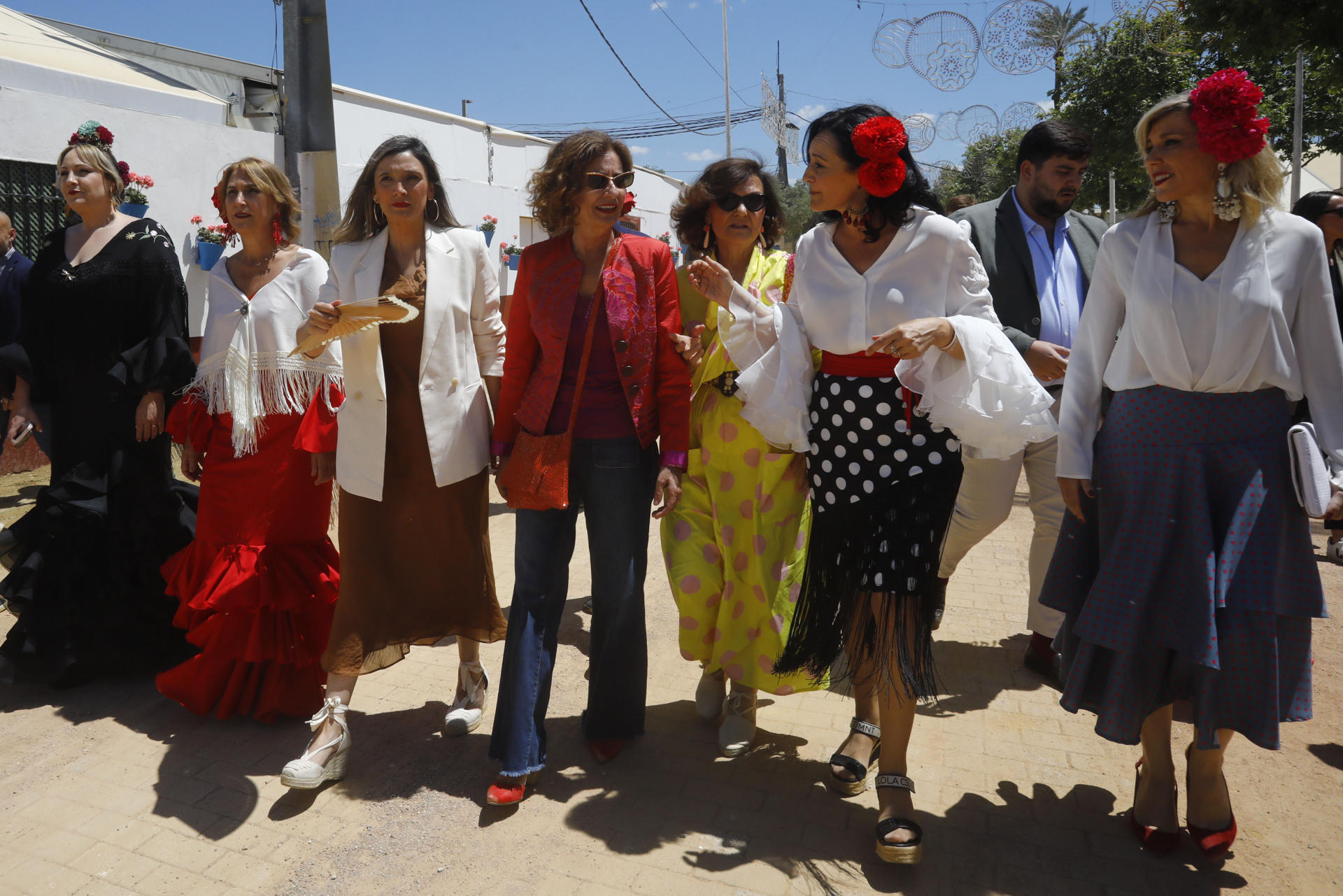 La vicepresidenta primera del Gobierno y ministra de Hacienda, María Jesús Montero (c), acompañada por la presidenta del Consejo de Estado, Carmen Calvo (c-d), y la secretaria general del PSOE de Córdoba, Rafi Crispín (2d), en la inauguración de la caseta del PSOE en la feria de Nuestra Señora de la Salud de Córdoba, este sábado. EFE/ Salas