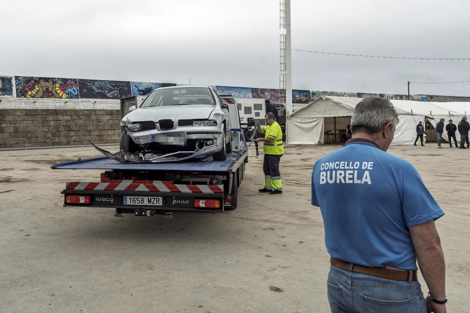 Imagen del vehículo que ha entrado en el recinto ferial de Burela y que ha dejado a siete personas heridas de gravedad y una octava crítica tras un atropello múltiple que se ha registrado en el recinto ferial de la localidad lucense. EFE / Eliseo Trigoo.