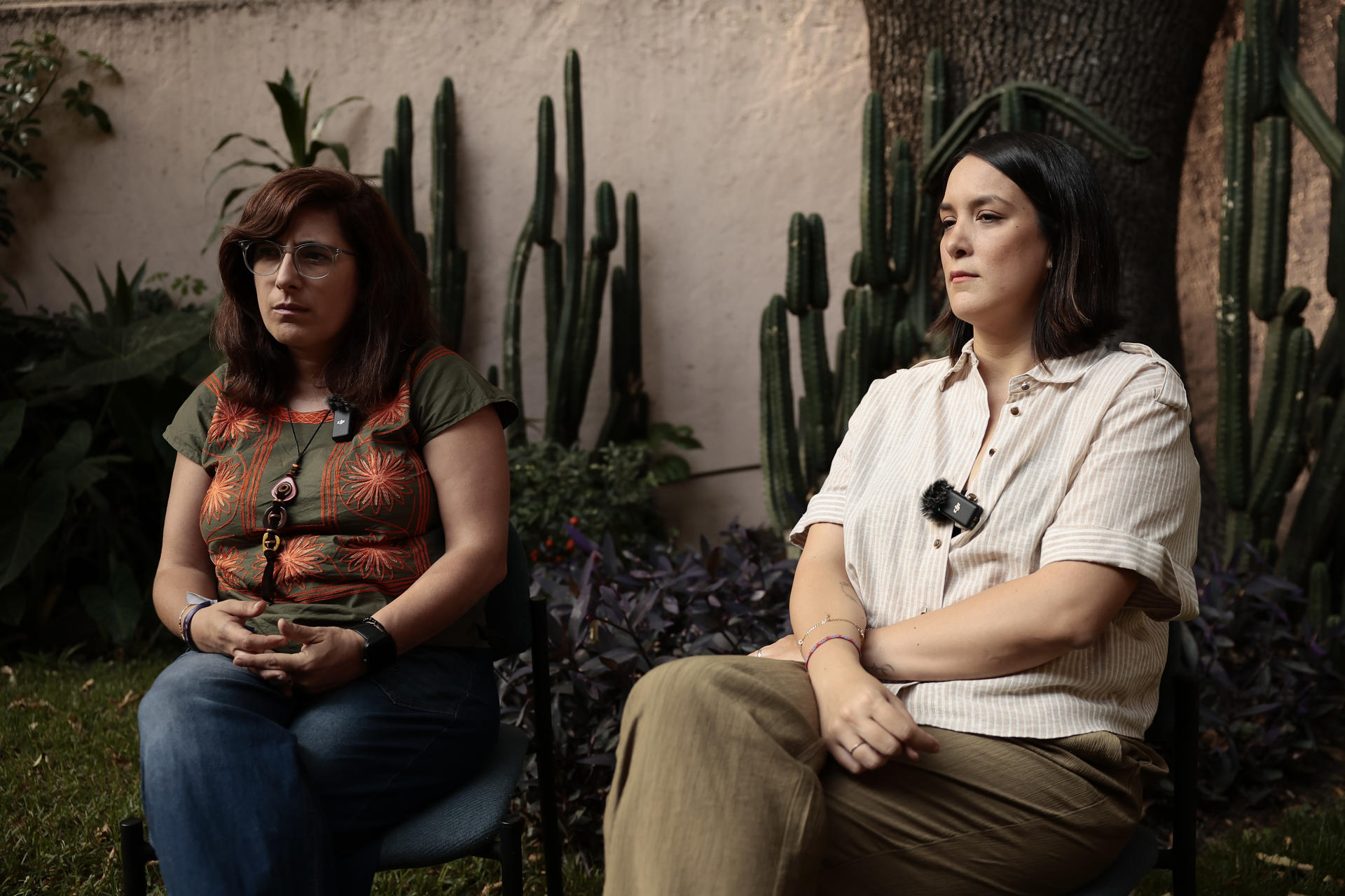 La fundadora y directora de la organización Elementa DDHH, Adriana Muro (d), junto a la politóloga mexicana, fundadora y coordinadora general del CEA Justicia Social, Angela Guerrero (i), participan este viernes, en una entrevista con EFE en la Ciudad de México (México). EFE/José Méndez