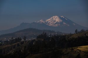 Fotografía de archivo del nevado Chimborazo, la montaña más alta de Ecuador (con 6.263 metros snm), captado desde Pillaro, en la provicincia de Tungurahua. EFE/José Jácome