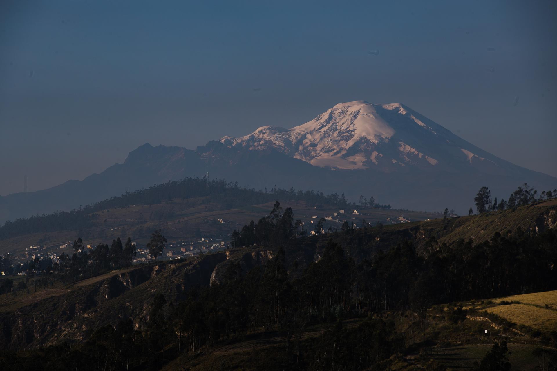 Fotografía de archivo del nevado Chimborazo, la montaña más alta de Ecuador (con 6.263 metros snm), captado desde Pillaro, en la provicincia de Tungurahua. EFE/José Jácome