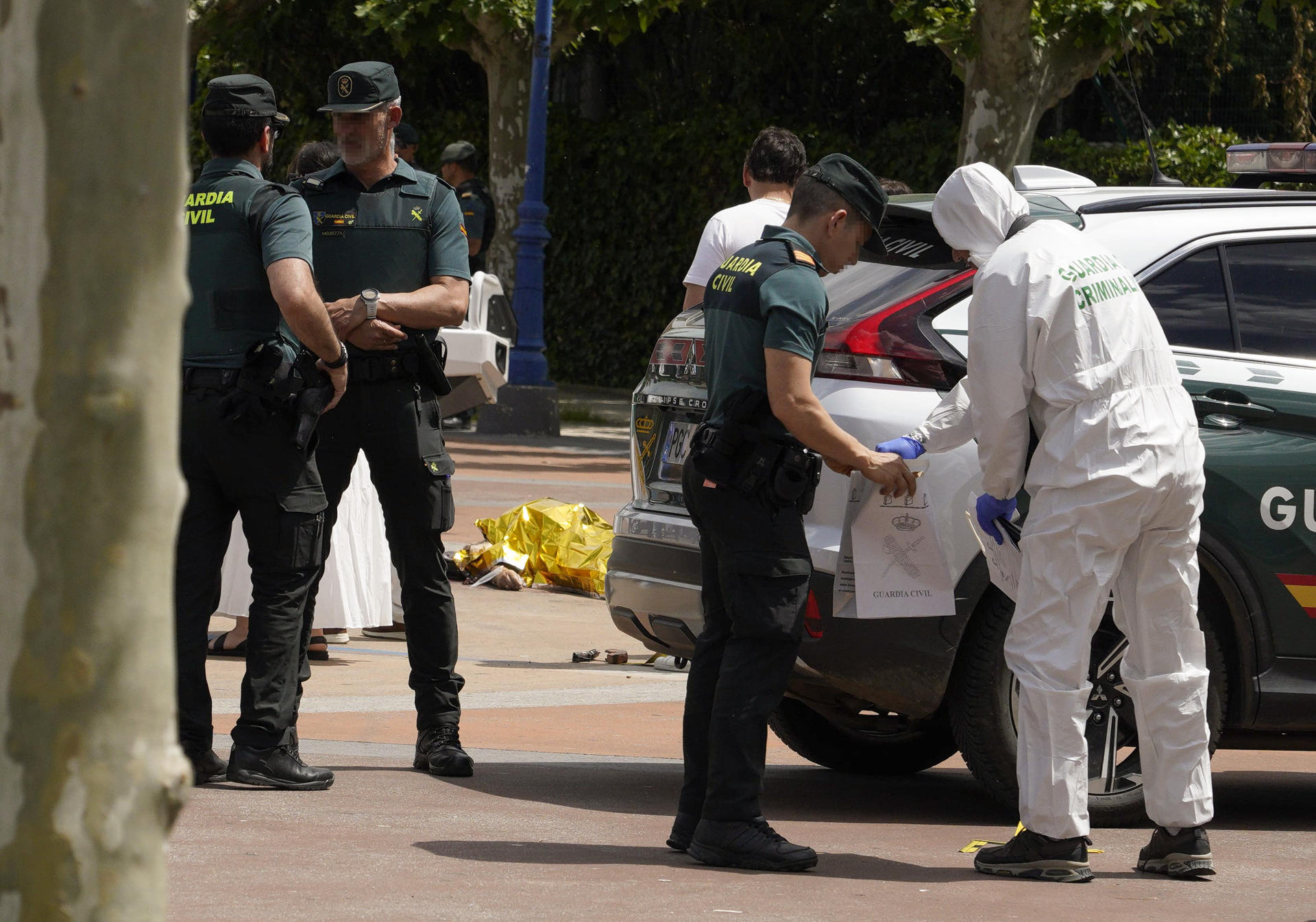 Un hombre ha muerto y al menos otro ha sufrido heridas, en ambos casos por arma de fuego, tras una pelea registrada este viernes por la mañana en la plaza de Santa Bárbara de Bembibre (León), han confirmado fuentes de la Subdelegación del Gobierno. EFE/ Ana F. Barredo