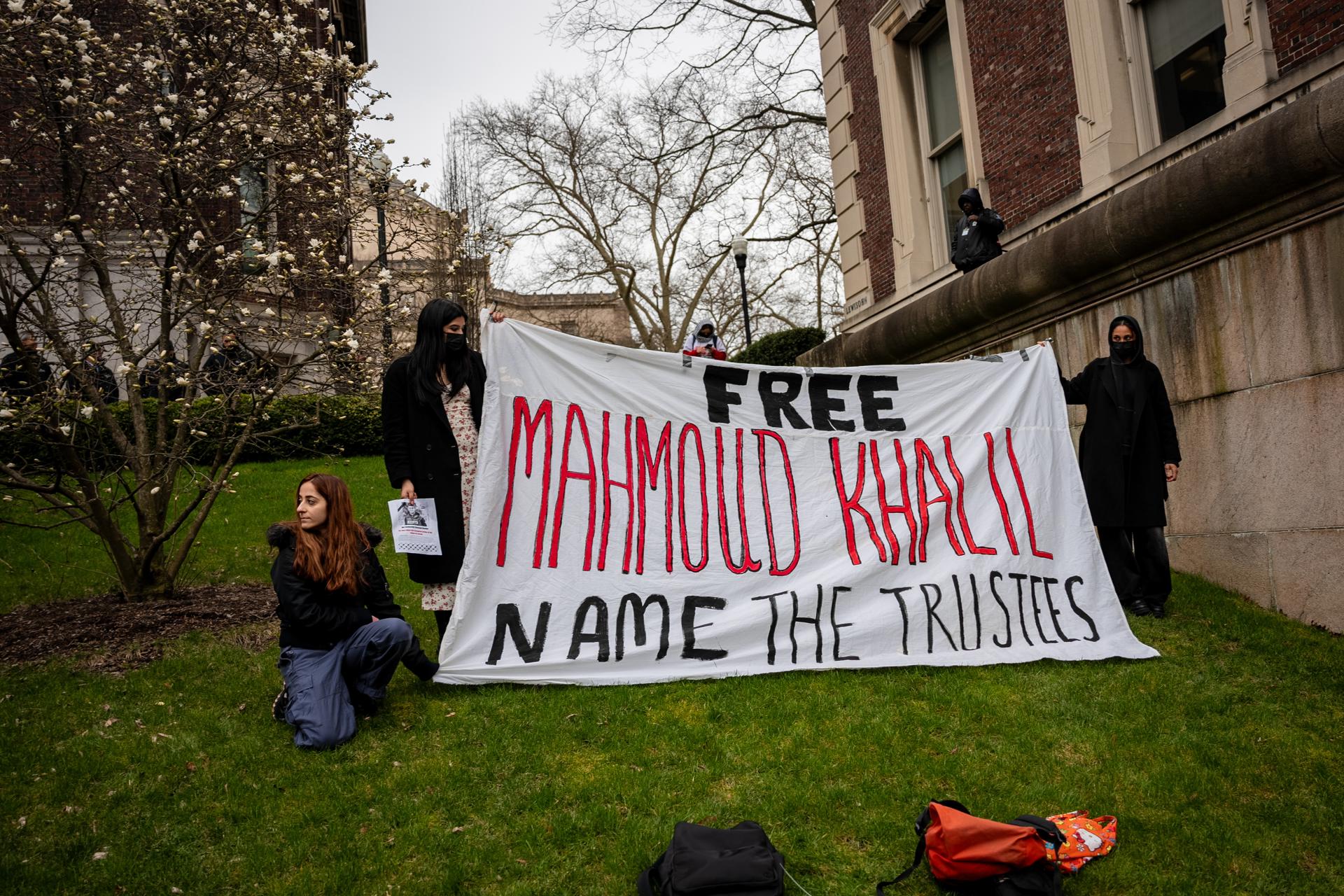 Fotografía del 2 de abril en donde se ven estudiantes con una pancarta en apoyo a Mahmoud Khalil, un antiguo estudiante de Columbia y líder de otras protestas propalestinas en el campus. EFE/ANGELINA KATSANIS