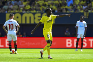- El centrocampista del Villarreal Pape Gueye (c) celebra tras anotar el segundo gol del equipo este domingo, durante el partido de la jornada 38 de LaLiga EA Sports, que Villarreal y Sevilla disputaron en el Estadio de la Cerámica. EFE/ Andreu Esteban