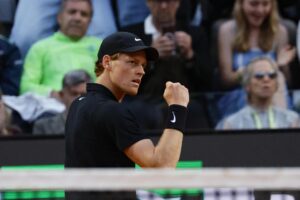 El italiano Jannik Sinner, número 1 del mundo, en su partido ante el argentino Francisco Cerundoloen el Masters 1.000 de Roma y EFE/EPA/FABIO FRUSTACI