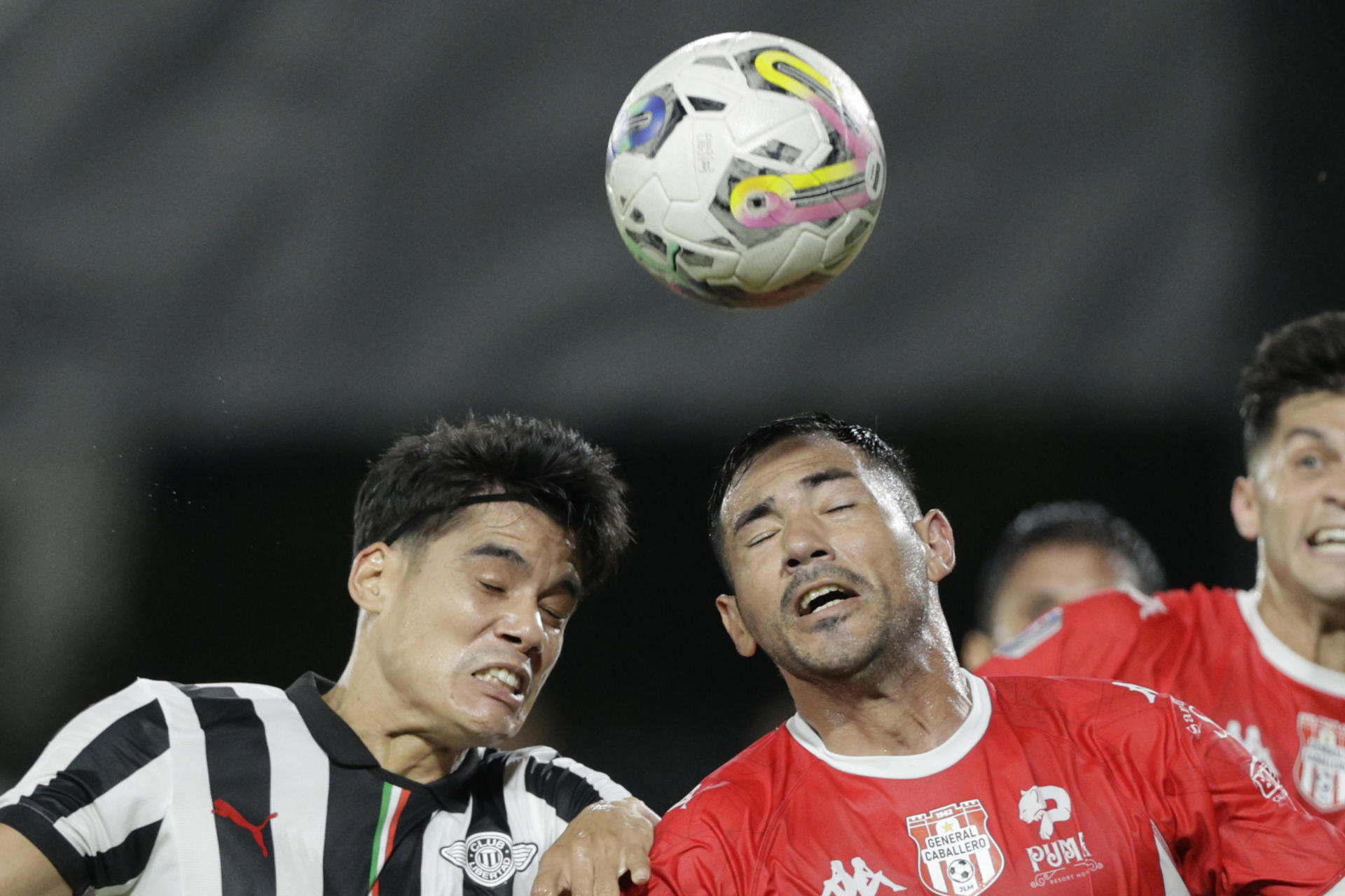 El defensor de Libertad Lorenzo Melgarejo (i) y el extremo de General Caballero Clementino González disputan el balón durante un partido de la penúltima jornada del torneo paraguayo jugado este sábado en el estadio asunceno La Huerta. EFE/ Juan Pablo Pino