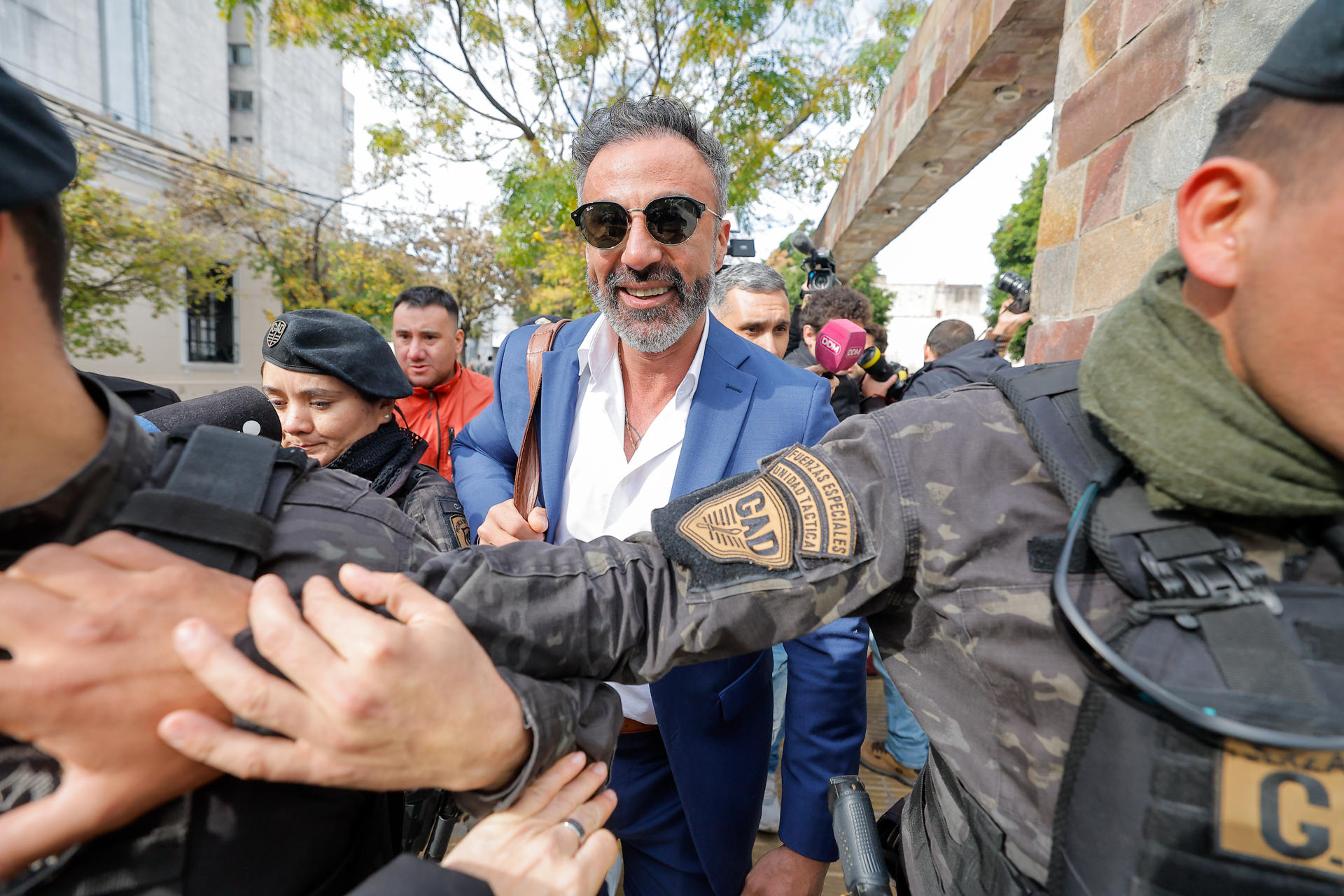 El médico Leopoldo Luque es custodiado este 29 de mayo de 2025, en Buenos Aires (Argentina). EFE/ Juan Ignacio Roncoroni
