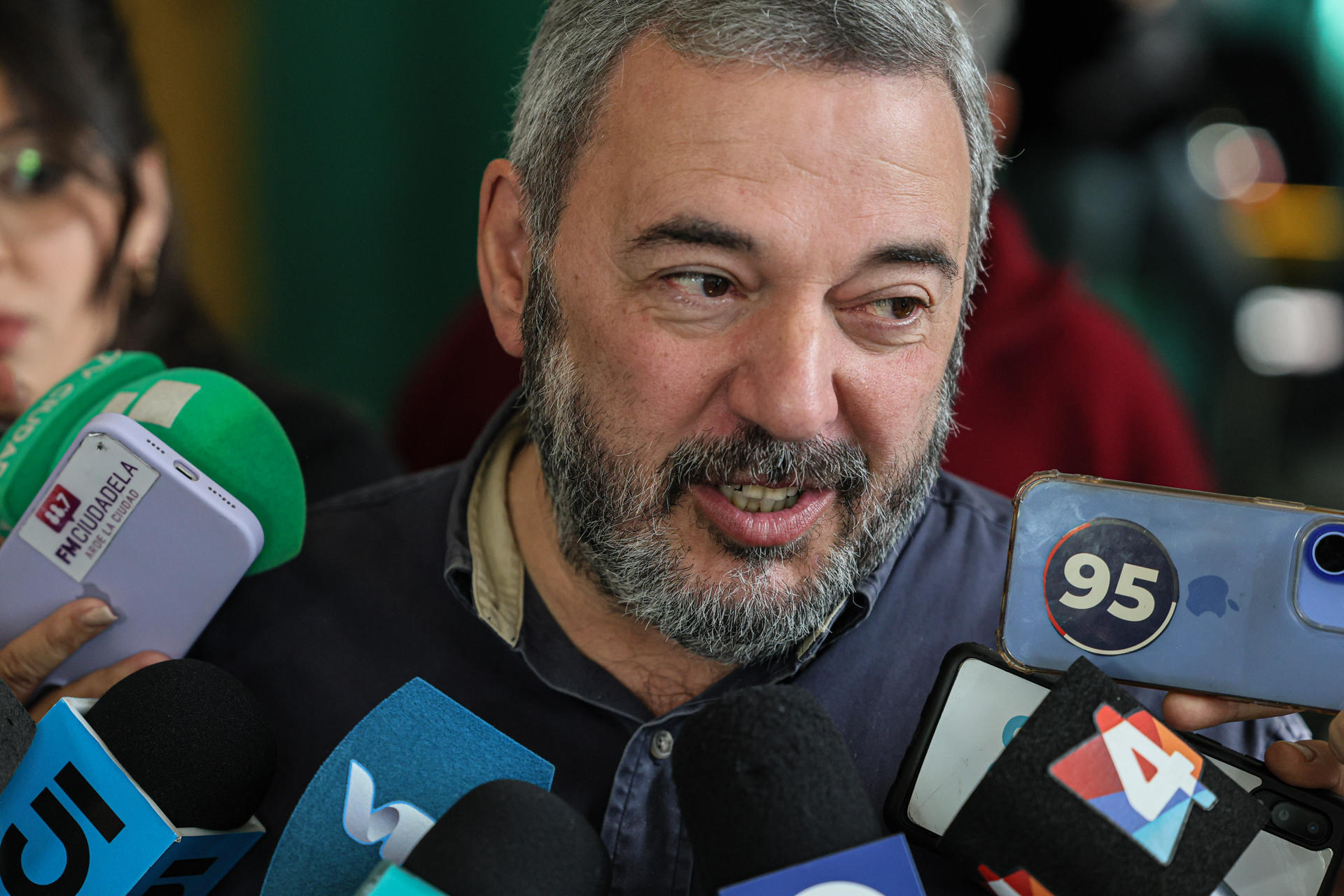 El candidato por el Frente Amplio Mario Bergara habla con la prensa durante las votaciones para elecciones departamentales y municipales este domingo, en Montevideo (Uruguay). EFE/ STR