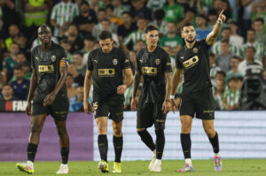 El delantero del Valencia Rafa Mir (d) celebra junto a sus compañeros tras marcar ante el Betis, durante el partido de la última jornada de LaLiga de fútbol que Real Betis y Valencia CF disputan en el estadio Benito Villamarín. EFE/Julio Muñoz
