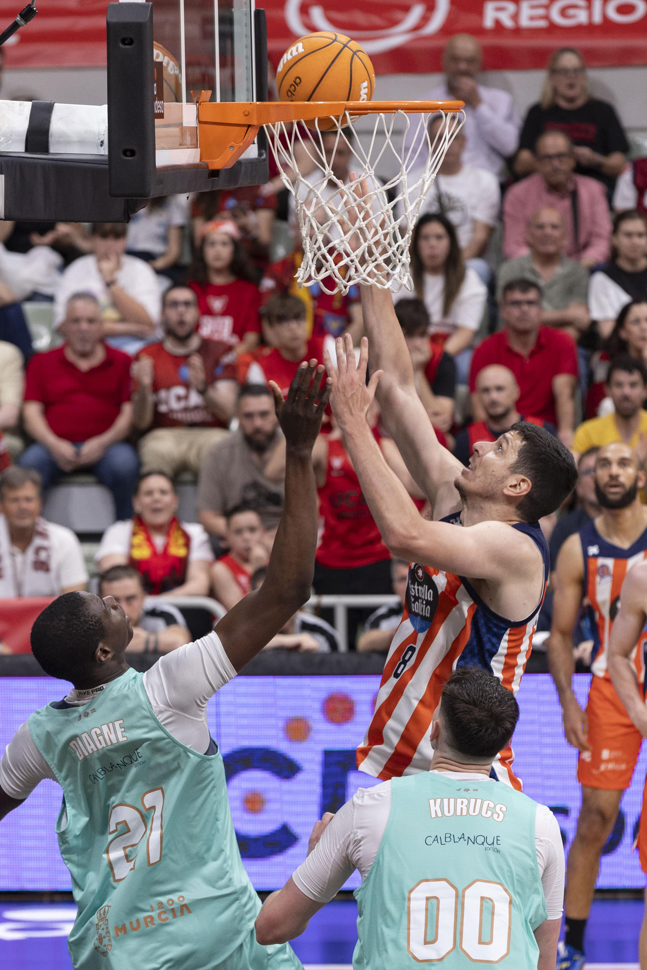 El pívot serbio de Leyma Coruña Goran Huskic (d) lanza a canasta ante la presión del pívot de UCAM Murcia Moussa Diagne (i), durante el partido de la trigésima tercera jornada de la liga Endesa en el Palacio de los Deportes de Murcia. EFE/Marcial Guillén