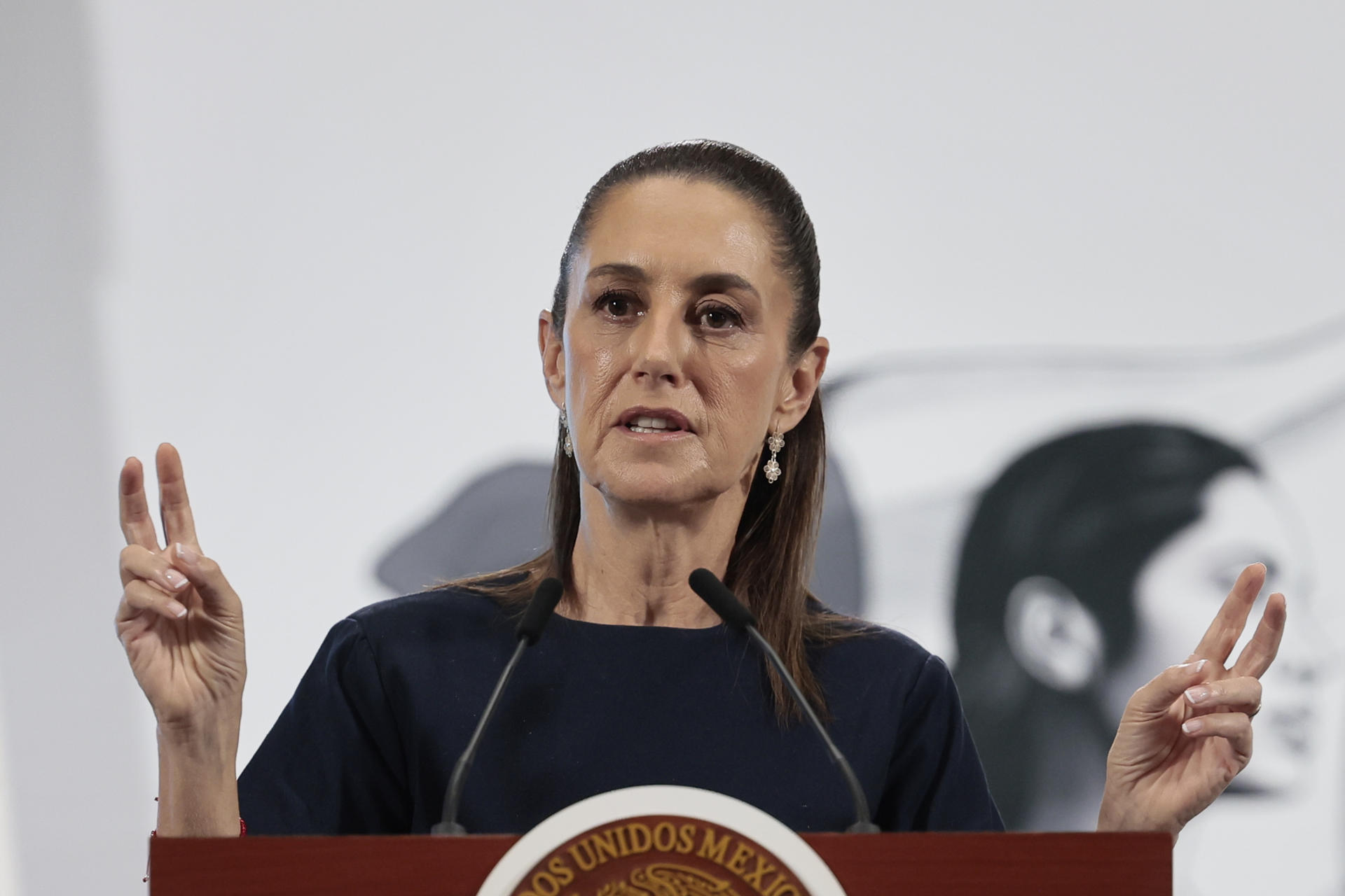 La presidenta de México, Claudia Sheinbaum, habla durante su rueda de prensa matutina este viernes, en Palacio Nacional de Ciudad de México (México). EFE/ José Méndez