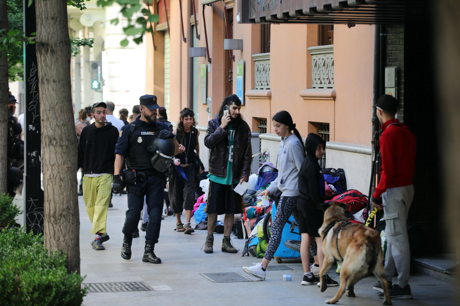La Policía Nacional ha desalojado a primeras horas de esta mañana a la veintena de okupas que permanecían desde el pasado enero instalados en un céntrico edificio de Granada con la intención de convertirlo en un centro social.EFE/Pepe Torres.