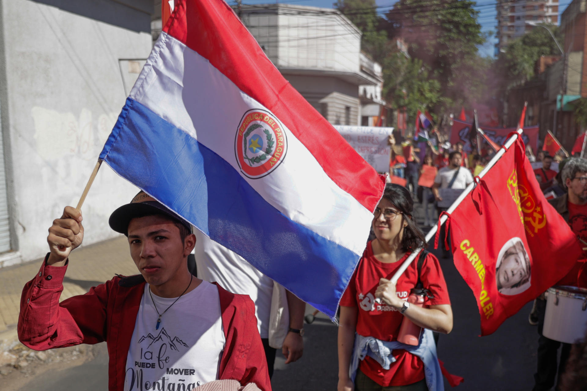 Una persona sostiene una bandera durante la manifestación en conmemoración del Día Internacional de los Trabajadores este 1 de mayo de 2025, en Asunción (Paraguay). EFE/ Juan Pablo Pino