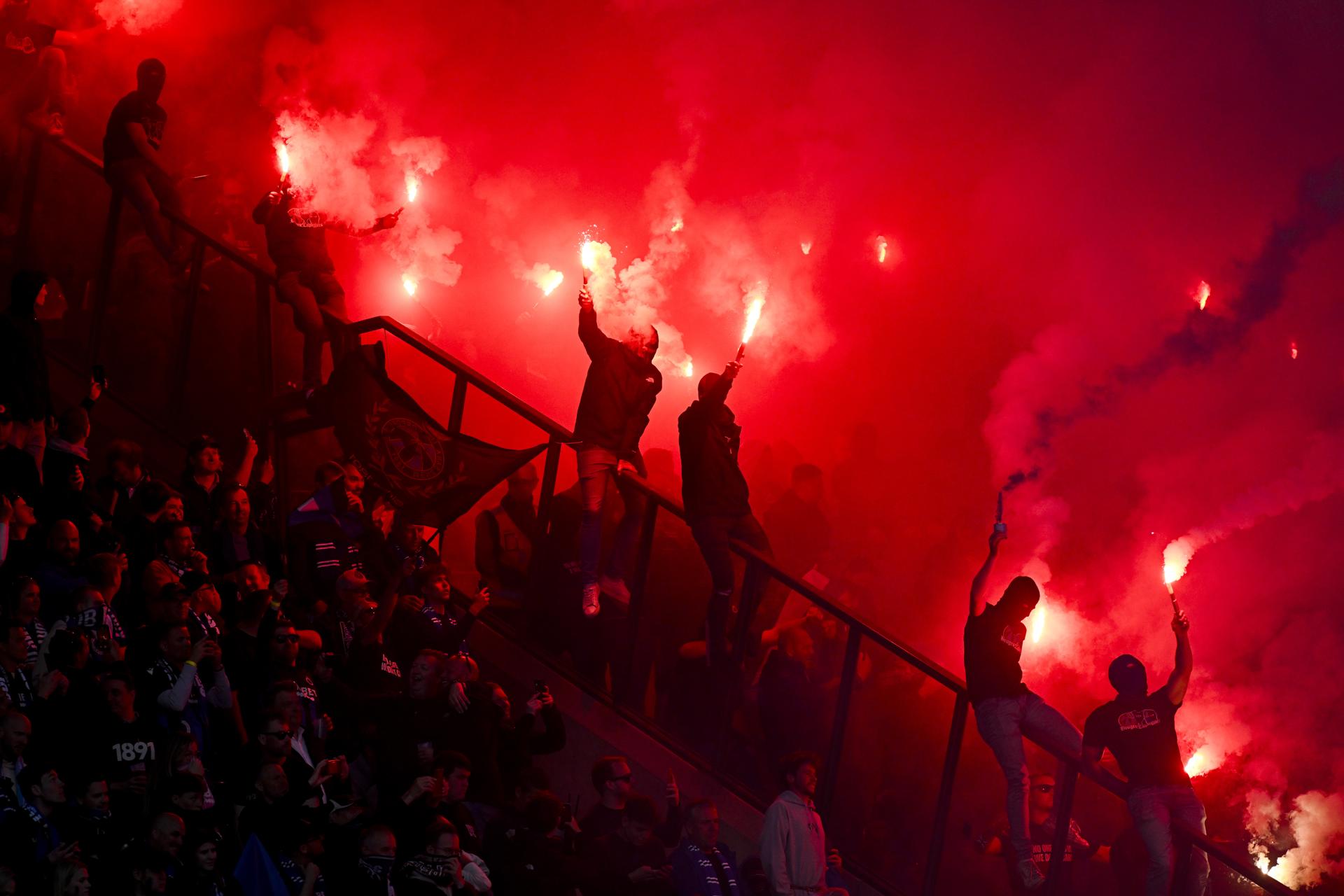 Aficionados del Club Brujas, con bengalas durante la final de la Copa Bélgica entre su equipo y el Anderlecht, en Bruselas (Bélgica). EFE/EPA/Frederic Sierakowski