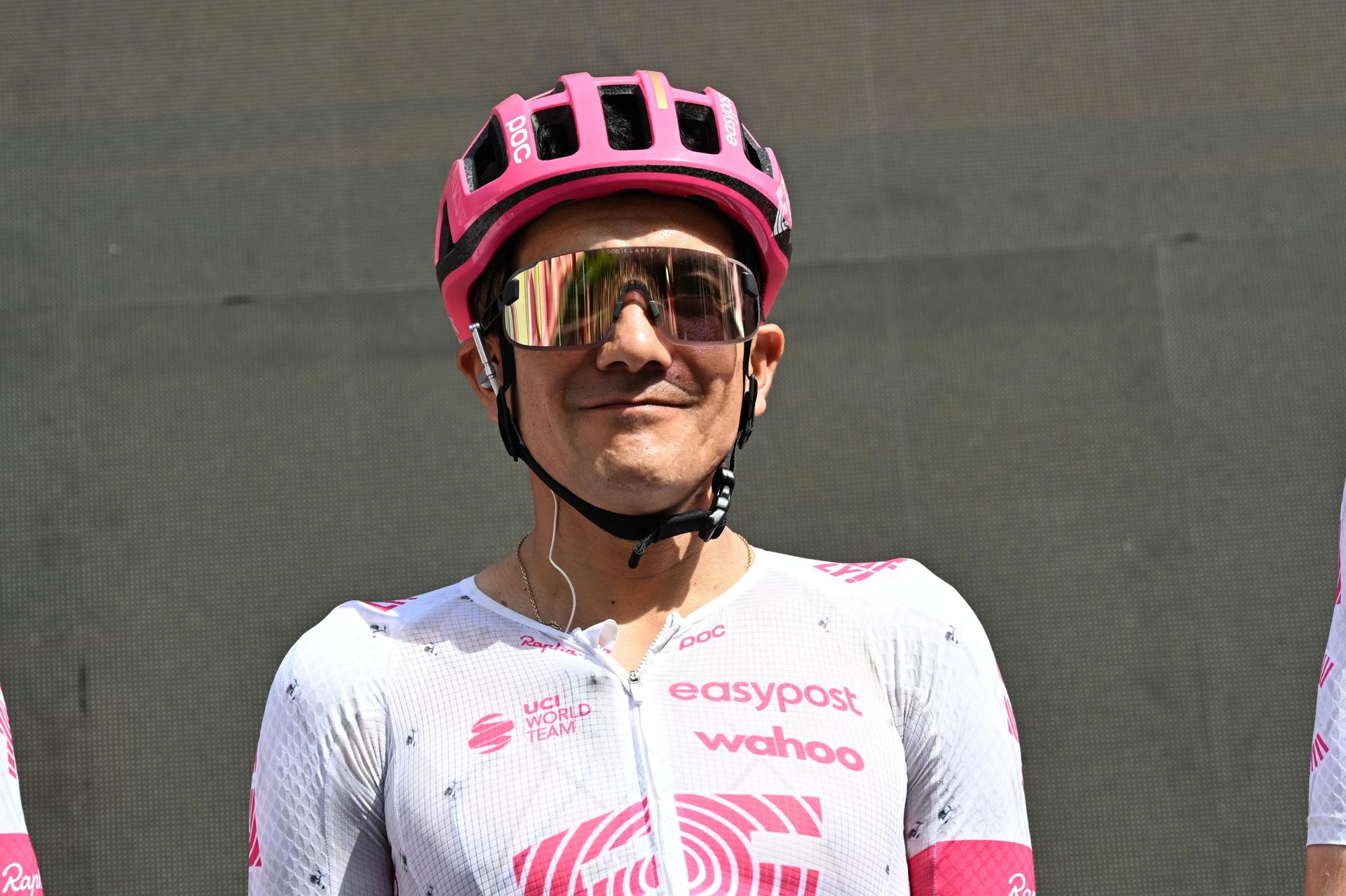El ciclista ecuatoriano Richard Carapaz, del equipo Education -Easypost, llega a la salida de la 20ª etapa del Giro de Italia. EFE/LUCA ZENNARO