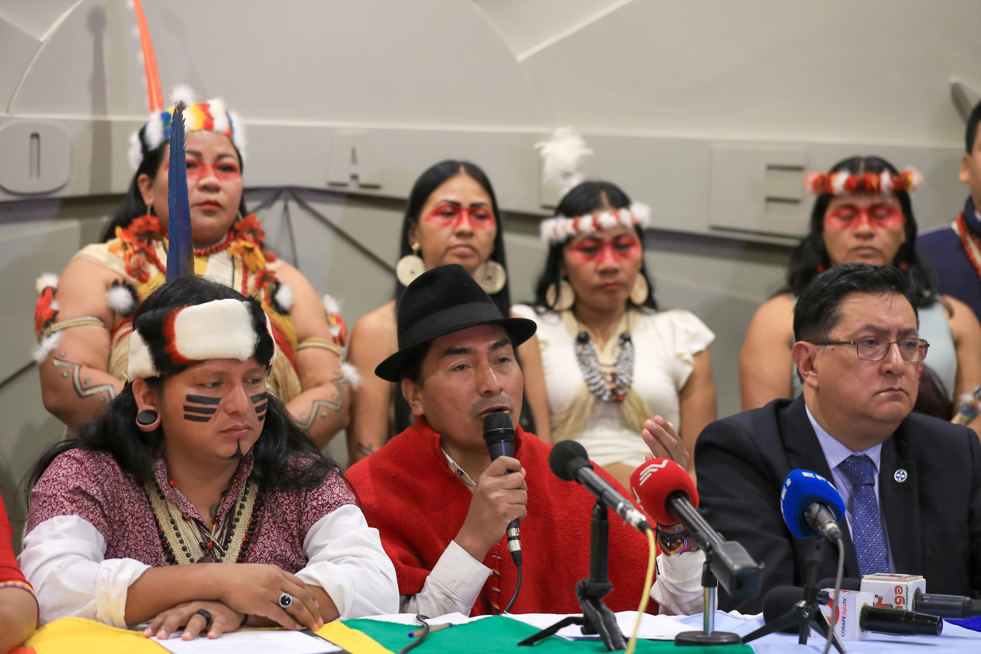 Foto de archivo que muestra al presidente de la Confederación de Nacionalidades Indígenas de Ecuador (Conaie), Leonidas Iza (c), acompañado de indígenas pertenecientes al pueblo amerindio waorani. EFE/ José Jácome