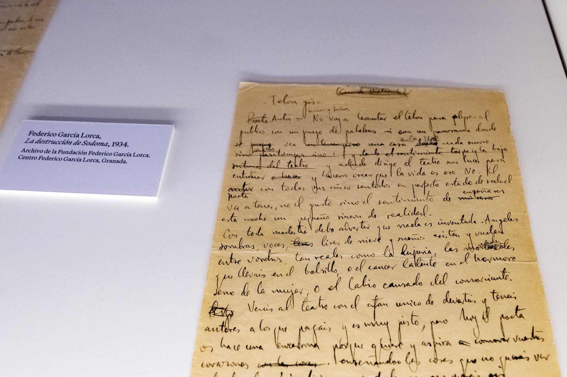 Uno de los manuscritos de apuntes de Federico García Lorca dos años antes de ser asesinado que forma parte de la exposición 'Vals en Las Ramas', una muestra que entrelaza la obra del autor de Yerma con el universo del artista argentino Guillermo Kuitca, que se inaigura este viernes en el Centro Federico García Lorca de Granada. Una exposición que toma su nombre de uno de los poemas de Poeta en Nueva York y que ejemplifica la influencia internacional del granadino casi noventa años después de su asesinato. EFE/Miguel Ángel Molina